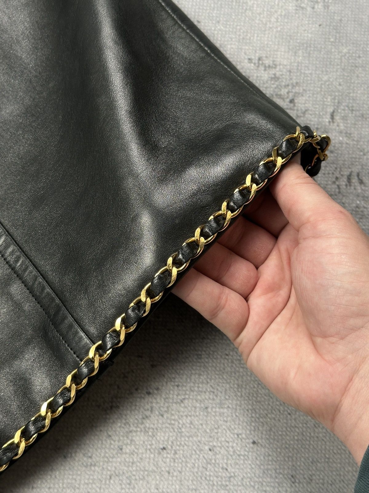 Chanel Vintage Chanel Boutique Black Leather Skirt Gold Chain Trim Size 28" / US 6 / IT 42 - 9 Thumbnail