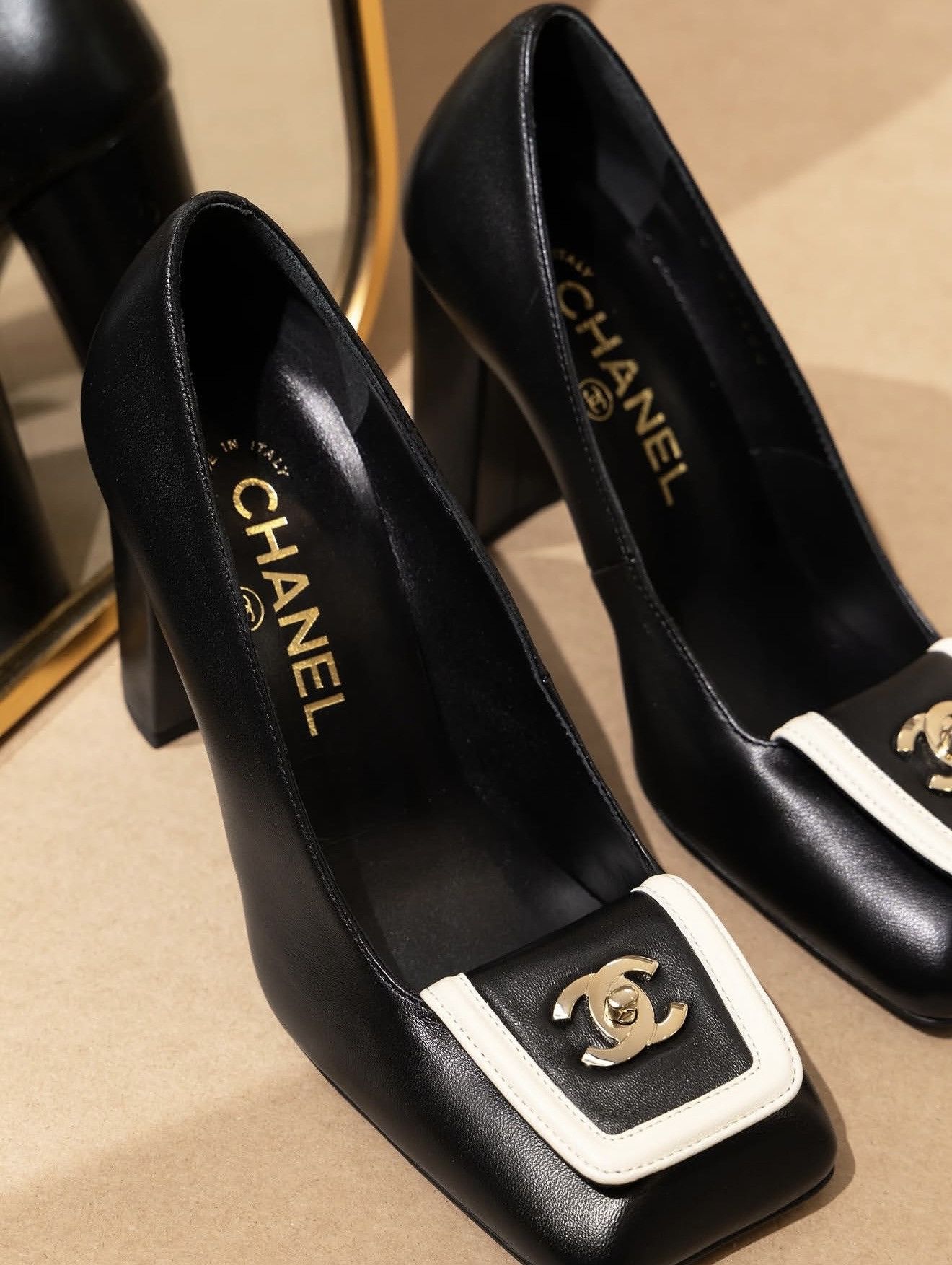 Chanel 26S Blazy White Square Toe Turnlock CC Block Heel Pump 40 Size US 10 / IT 40 - 4 Thumbnail
