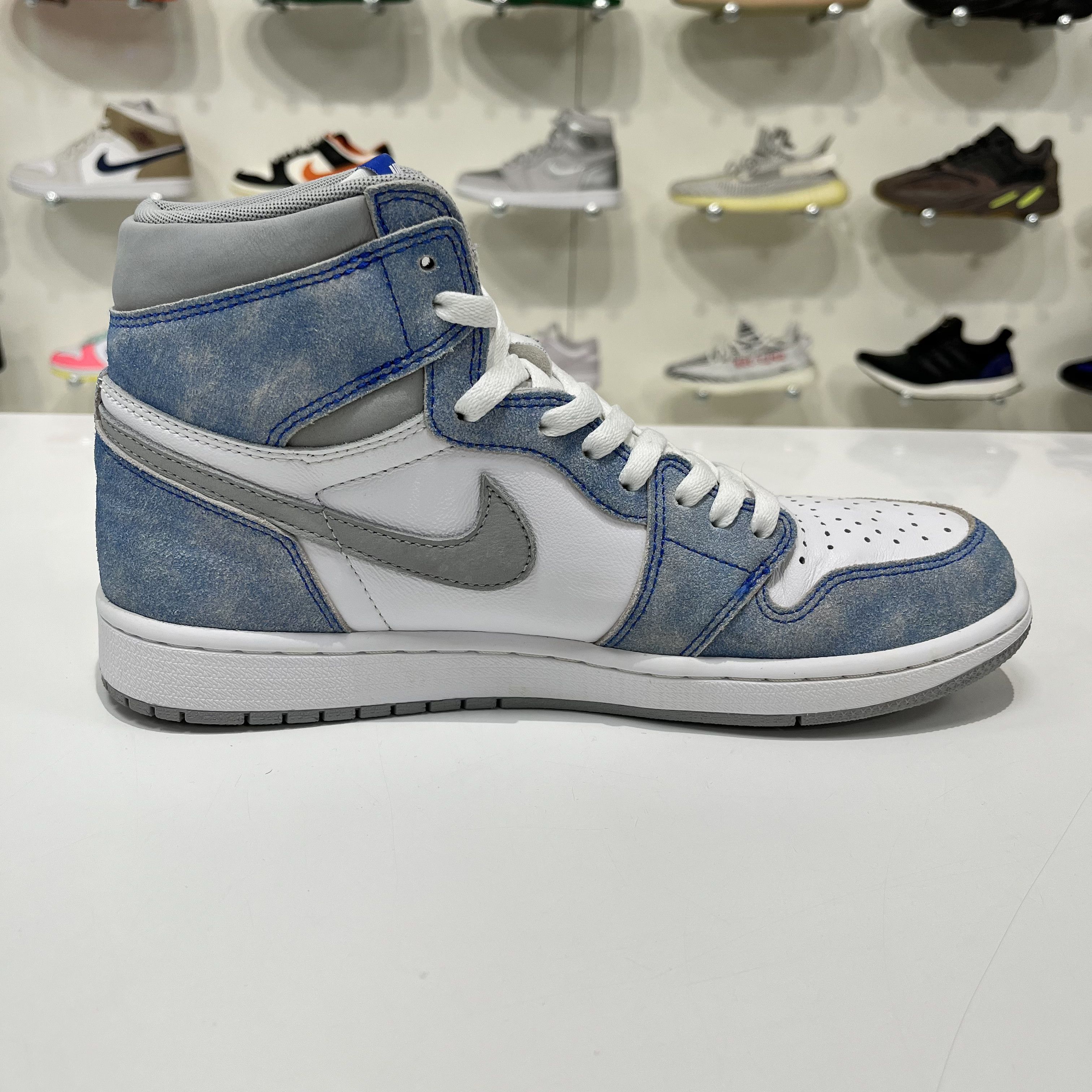 Nike Air Jordan 1 Retro High Hyper Royal Smoke Grey Size US 9.5 / EU 42-43 - 6 Thumbnail