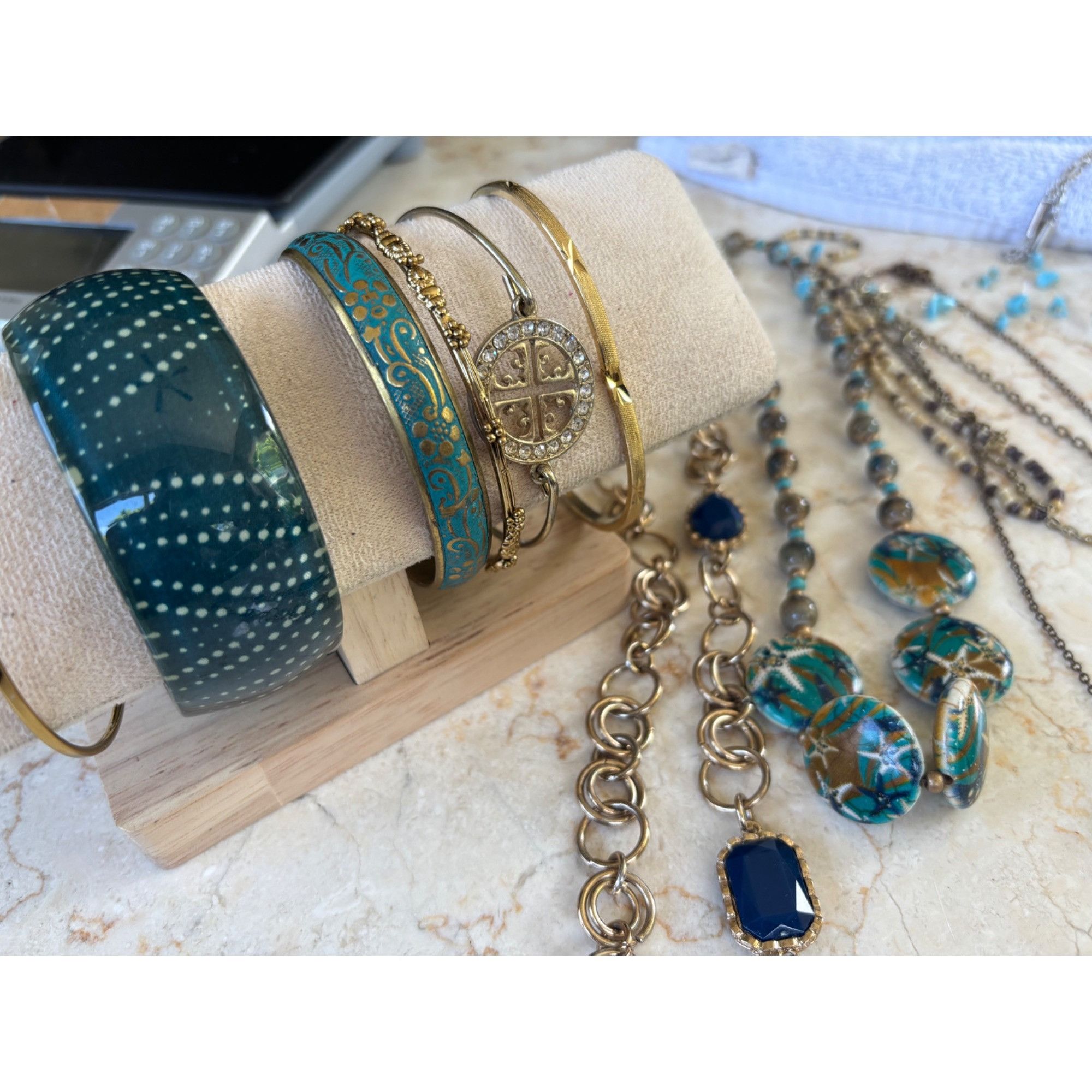 Other Assorted Jewelry Lot Featuring Bangles Bracelets Necklaces & Size ONE SIZE - 7 Thumbnail