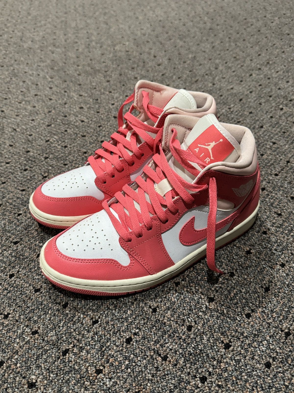 Jordan Brand Air Jordan 1 Mid "Strawberries & Cream" Size US 8.5 / IT 38.5 - 1 Thumbnail