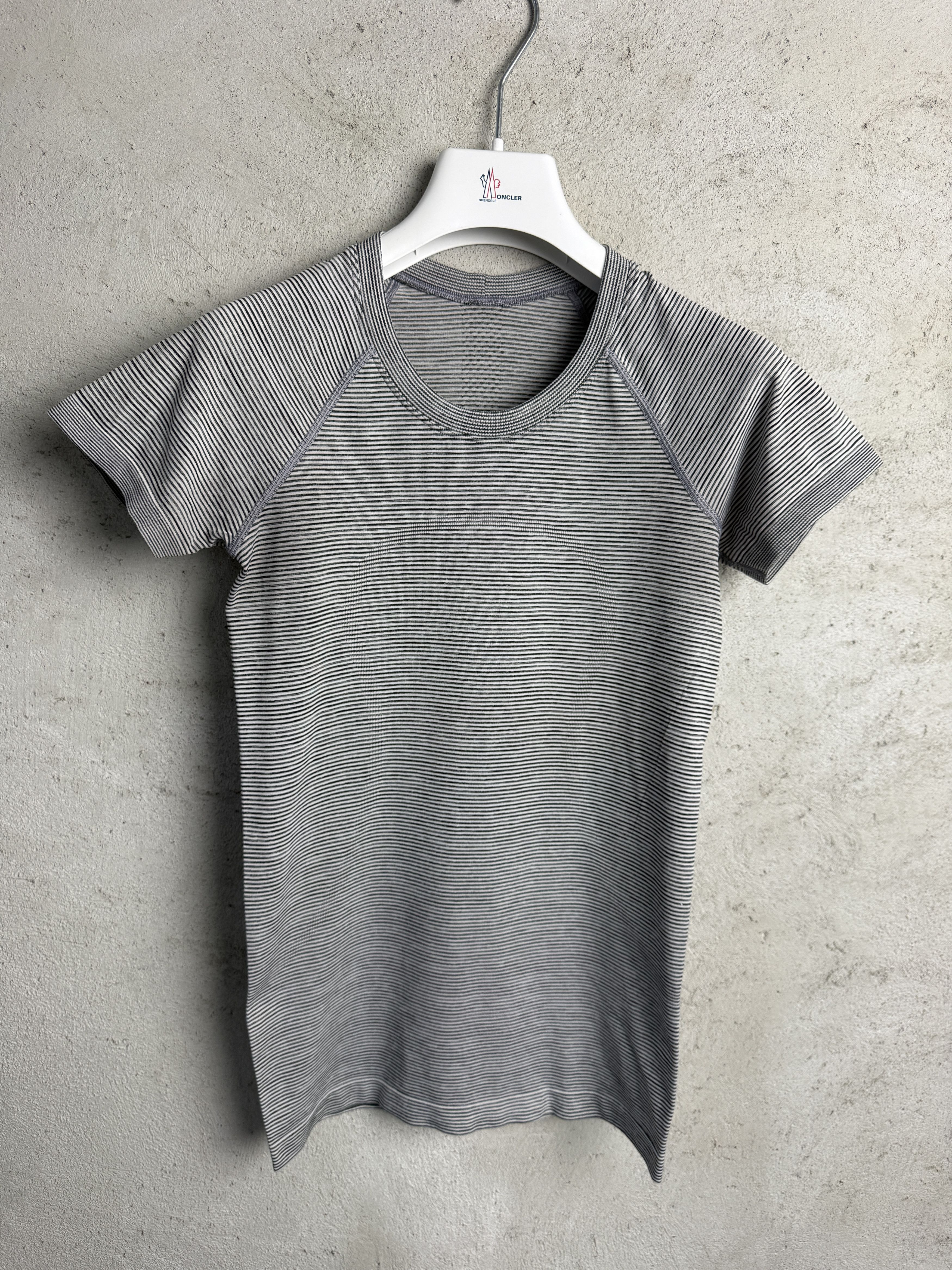 Lululemon Lululemon striped t-shirt tee yoga gym pilates sport Size S / US 4 / IT 40 - 2 Thumbnail
