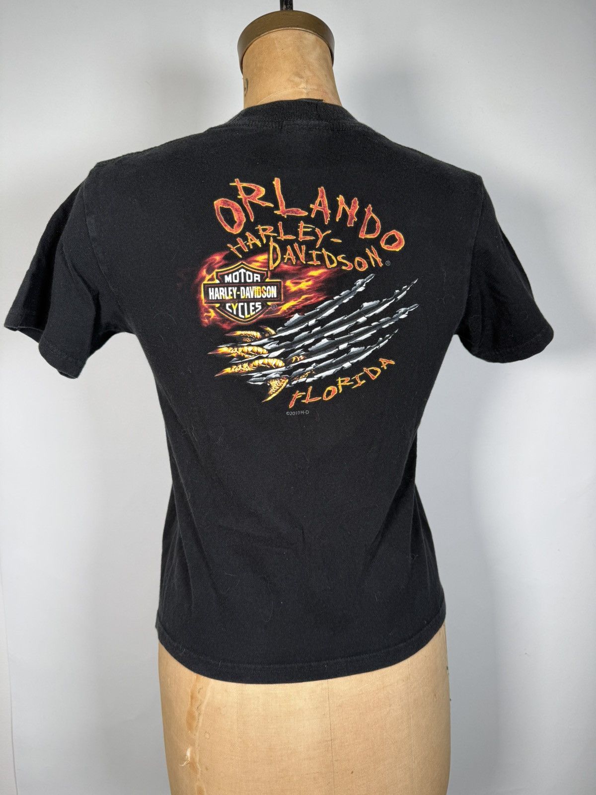 Harley Davidson Y2K 2010 Harley Davidson Orlando Florida Crocodile Babe Tee Size XS / US 0-2 / IT 36-38 - 2 Thumbnail