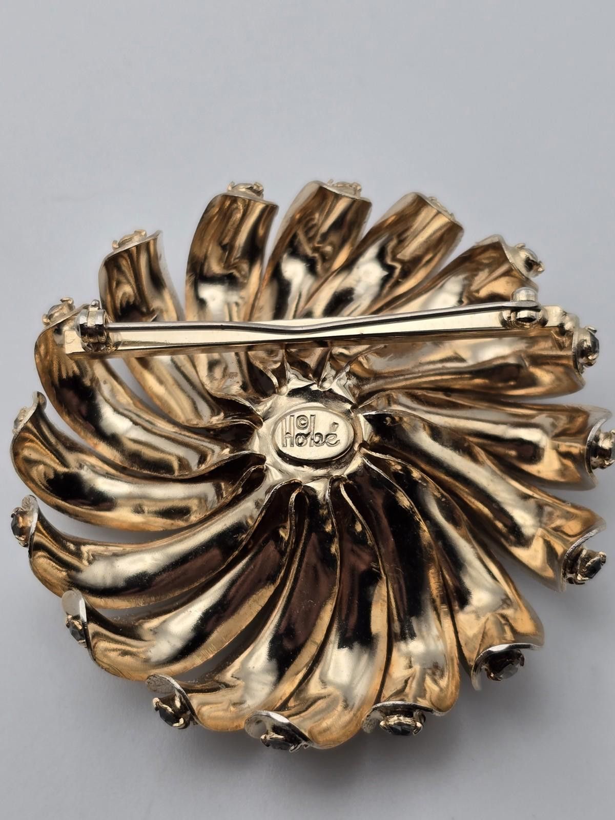 Homespun Knitwear Vintage 1940s Hobe Gold Tone Rhinestone Domed Swirl Brooch Size ONE SIZE - 6 Thumbnail