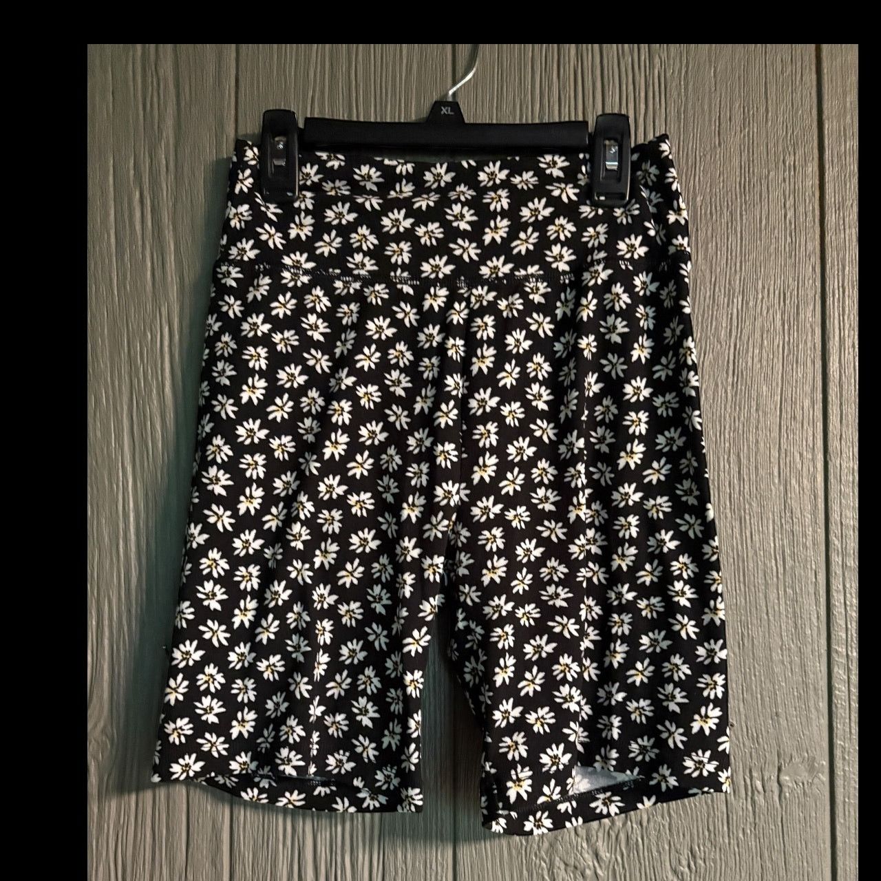 American Eagle Outfitters Black and White Floral Biker Shorts Size 27" / US 4 / IT 40 - 3 Thumbnail