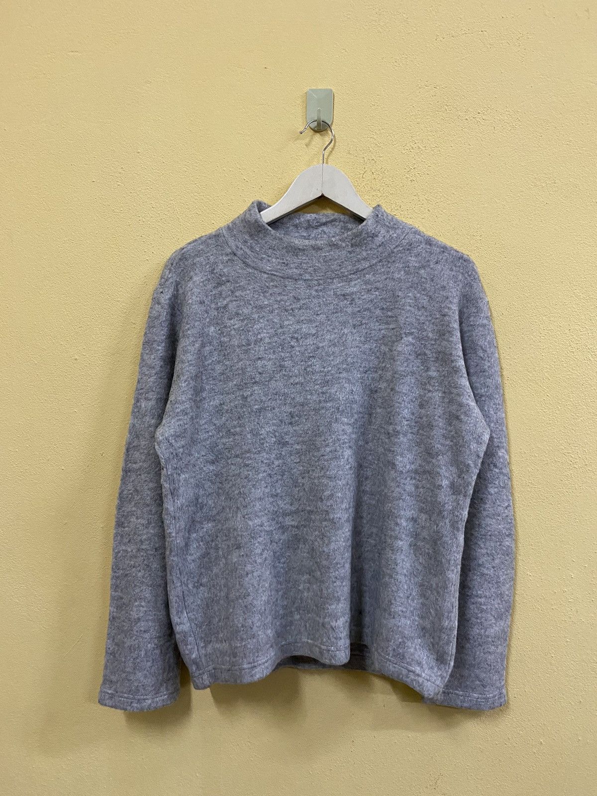 ZERO BY TORNADO MART ROUNDNECK SWEATSHIRT