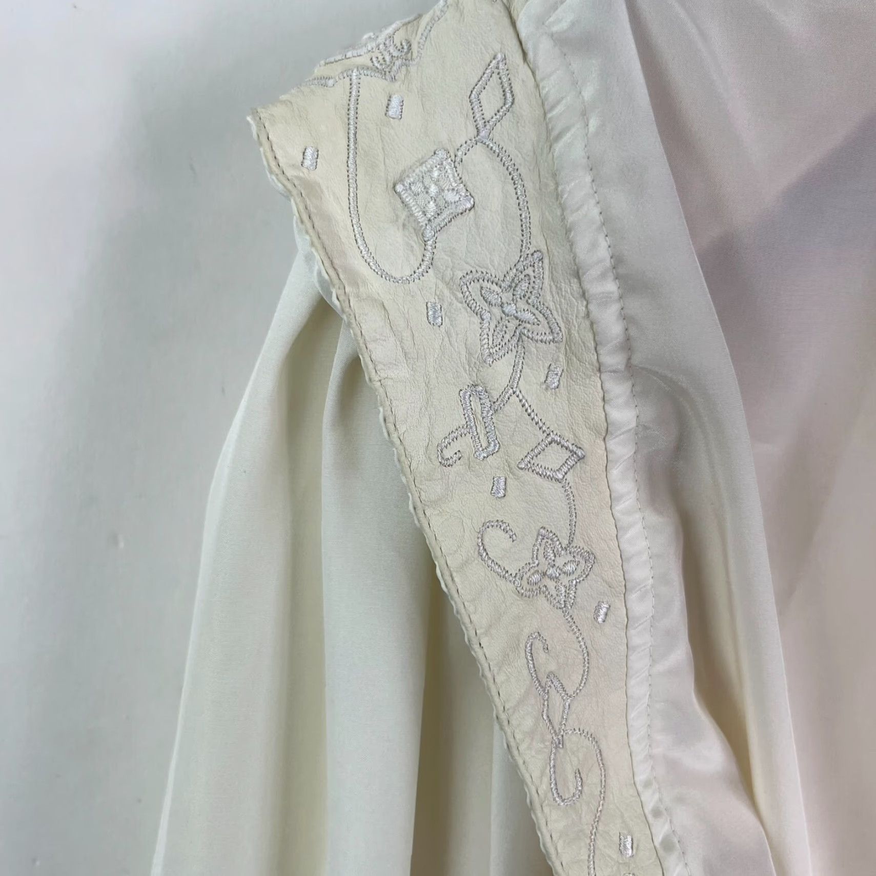 Vintage VINTAGE SUZELLE Blouse Button-Up Ivory Embroidered Chiffon Polyester Balloon Sleeve 6 Suzelle Women Shirt Casual Womens Size M / US 6-8 / IT 42-44 - 7 Thumbnail