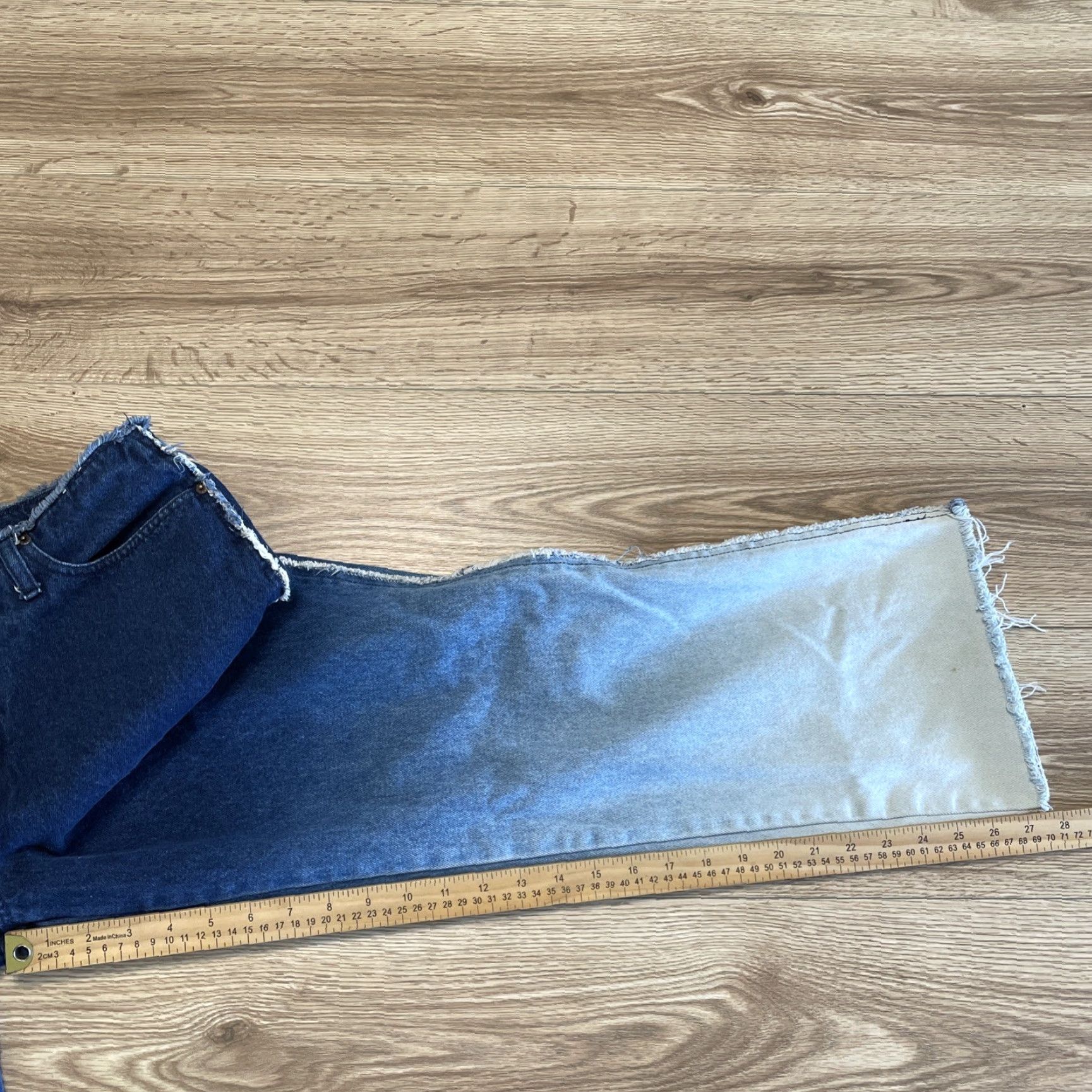 Vintage VINTAGE Carolina Blues Women's Jeans Size 12 Straight Raw Wash Frayed Edges Ombre Blue Size 34" / US 12 / IT 48 - 6 Thumbnail