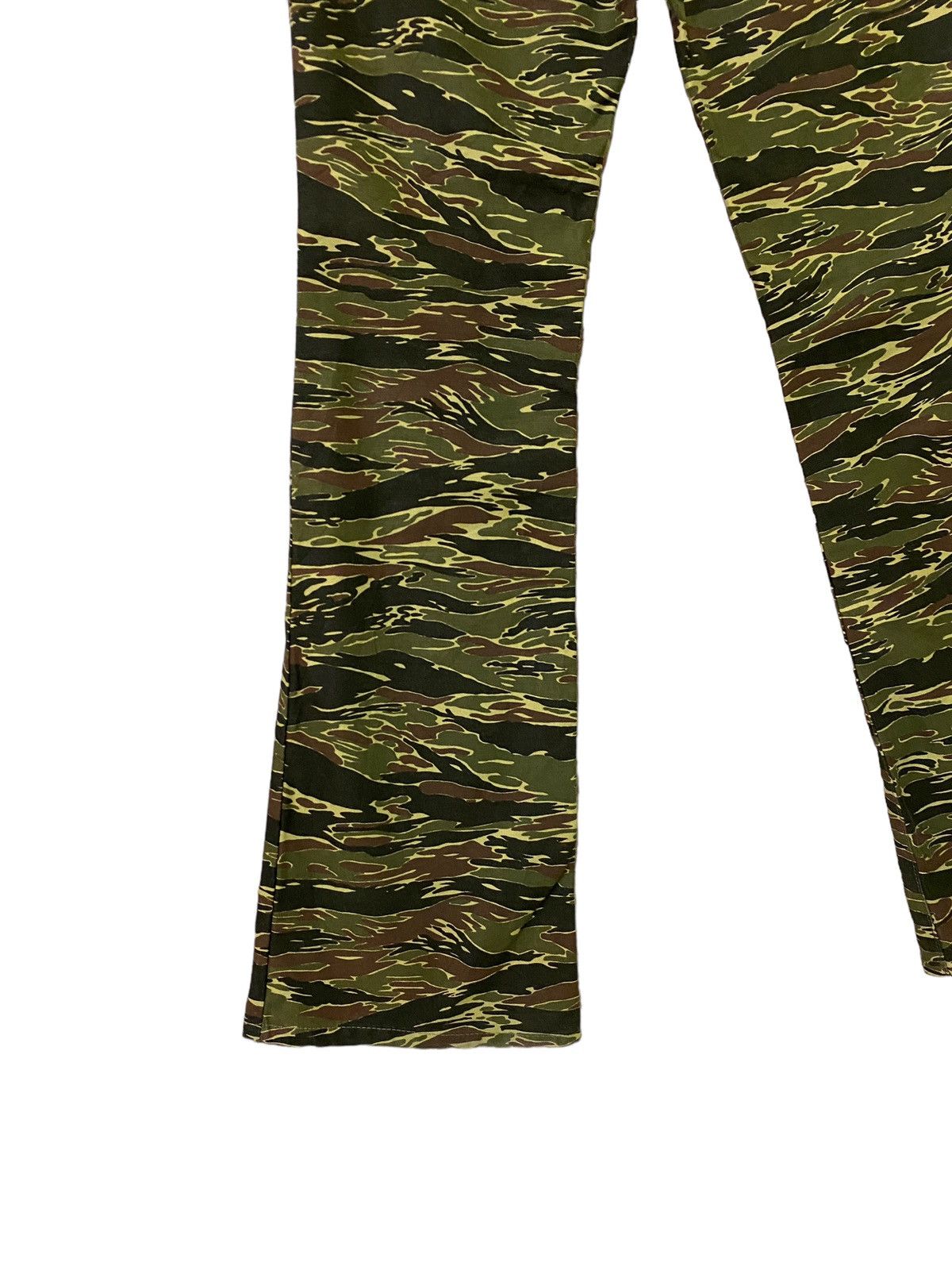 Japanese Brand × Vintage FLARED CAMOUFLAGE STYLE BELL BOTTOM BOOTCUT DENIM JEANS Size US 26 / EU 42 - 13 Thumbnail