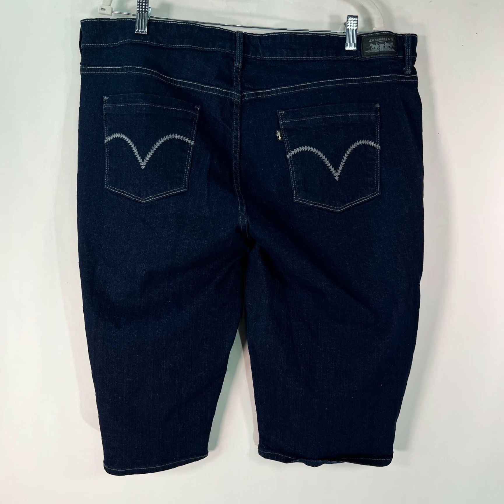Levi's VINTAGE Levi's Women's Bermuda Shorts Casual Denim Size 24 Mid Rise 16 Inseam Blue 90s Logo Size 42" / US 20 - 2 Thumbnail