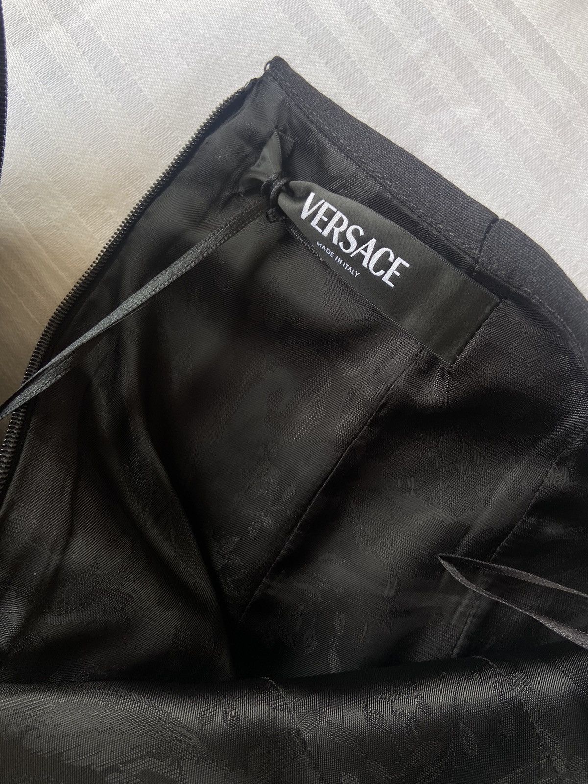 Versace Versace black midi skirt Size 27" / US 4 / IT 40 - 2 Thumbnail