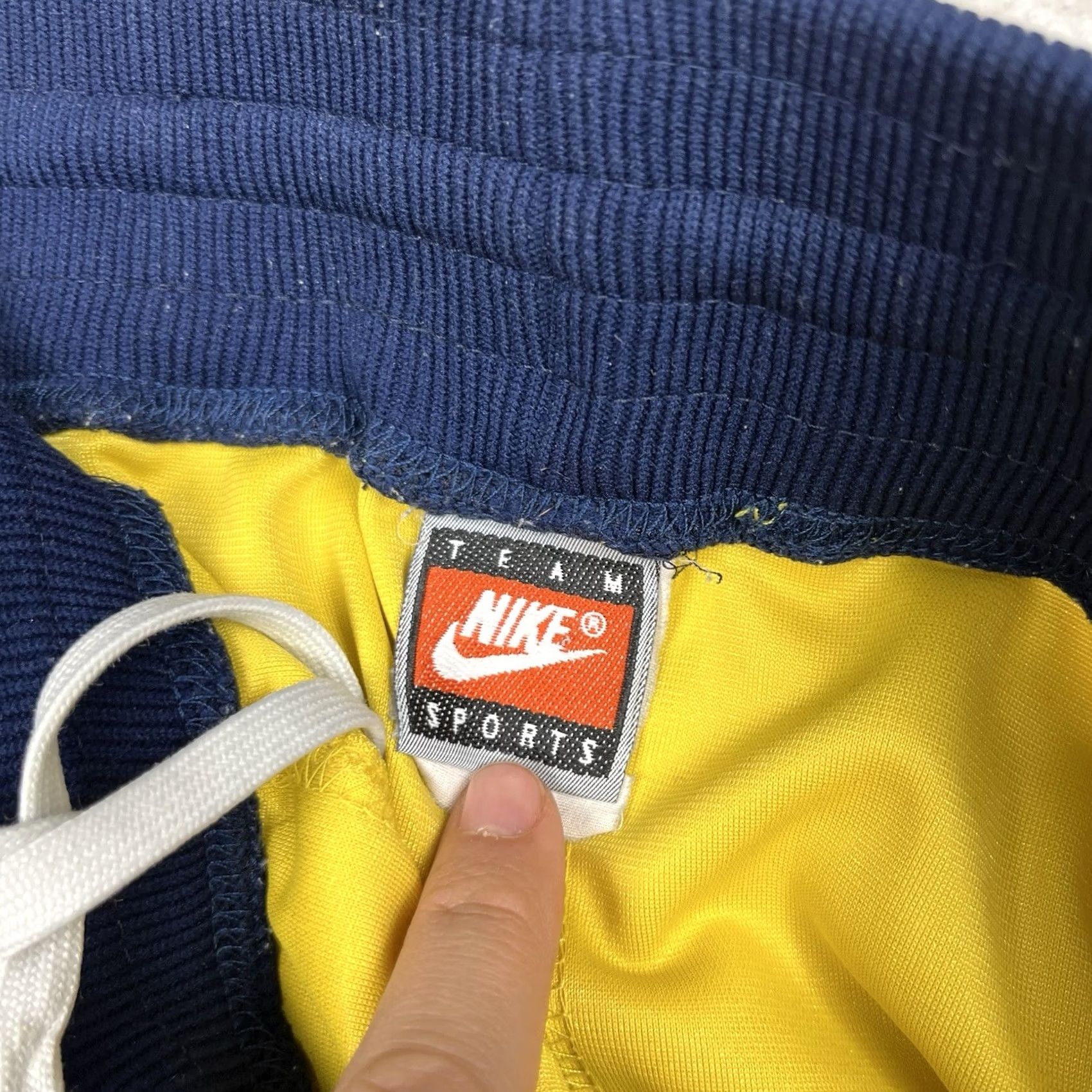 Nike VINTAGE Nike Shorts Mens L Yellow 90s University Michigan Wolverines Fab Basketball Large Size US 33 - 2 Thumbnail