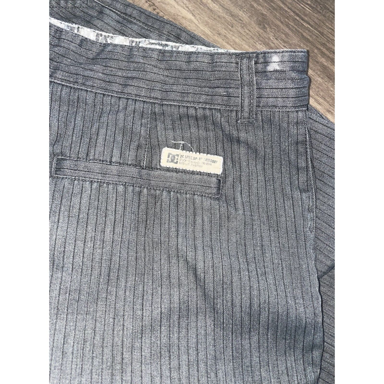 Vintage DC Shoes Men Shorts Grey Striped Size 36 Chino Regular GreyMens Size US 36 / EU 52 - 4 Thumbnail