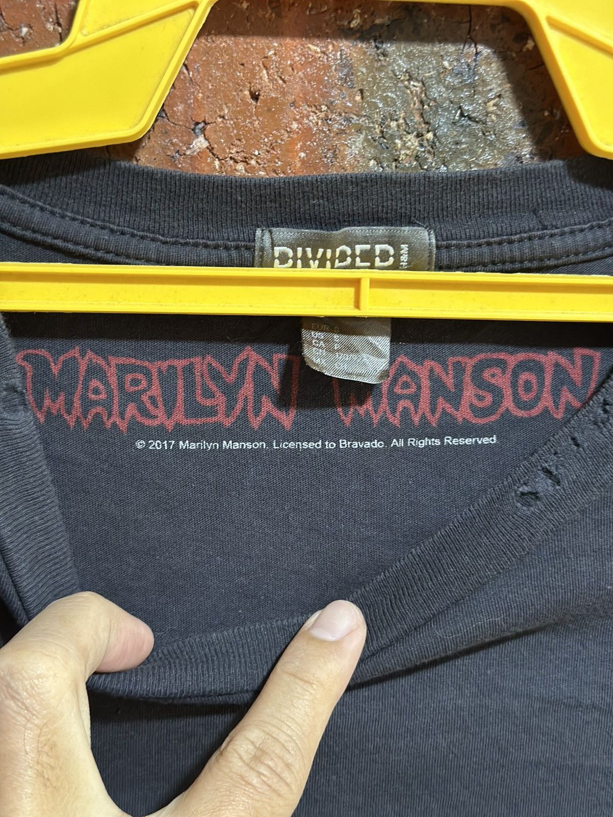 Divided × H&M × Vintage Vintage Divided H&M X Marilyn Manson Sleeve Cut Distress Tee Size US L / EU 52-54 / 3 - 3 Thumbnail