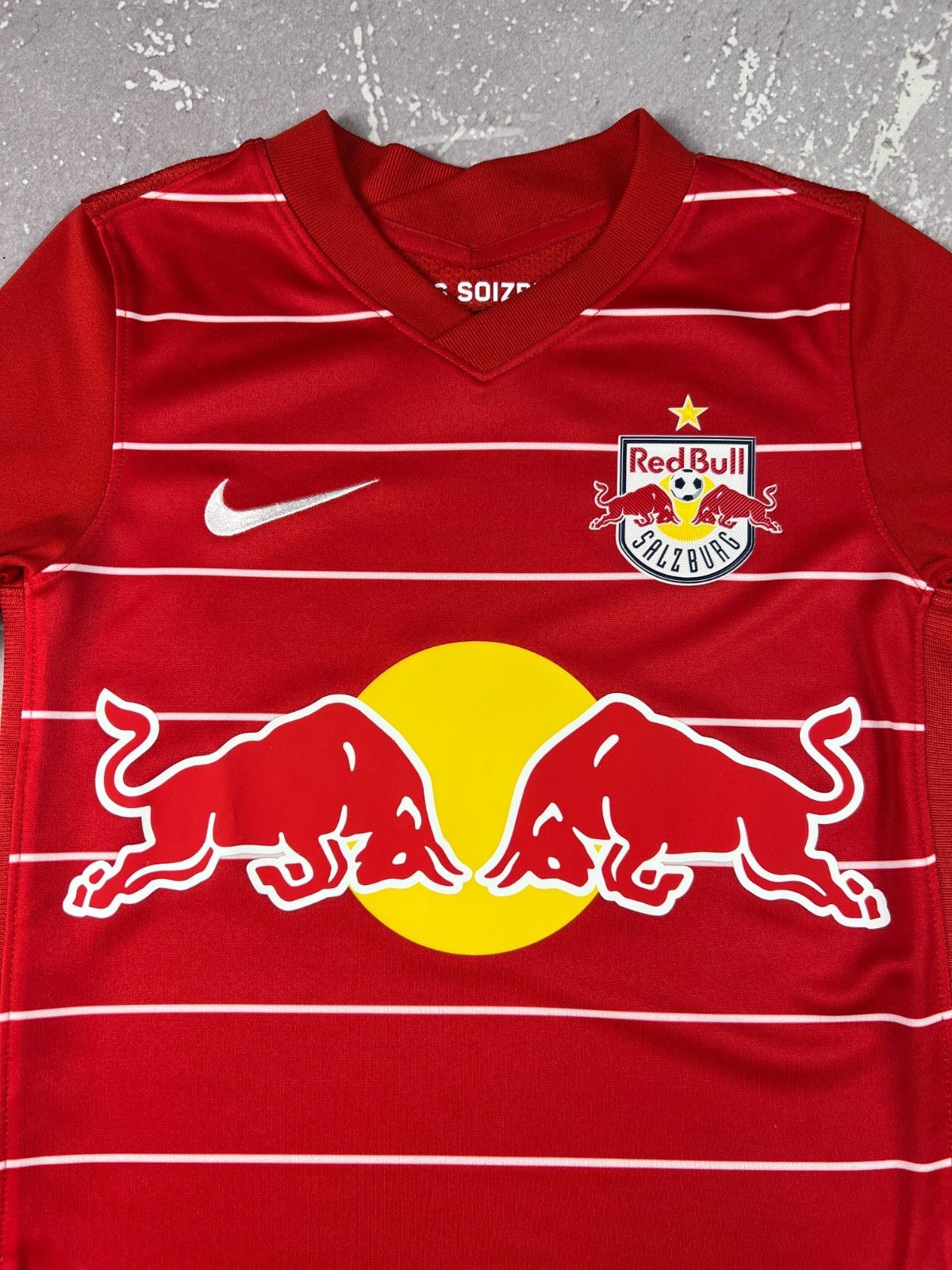 Nike 2021/2022 Nike Salzburg Home Soccer Jersey Boys 7-8 years Size US XXS / EU 40 - 3 Thumbnail