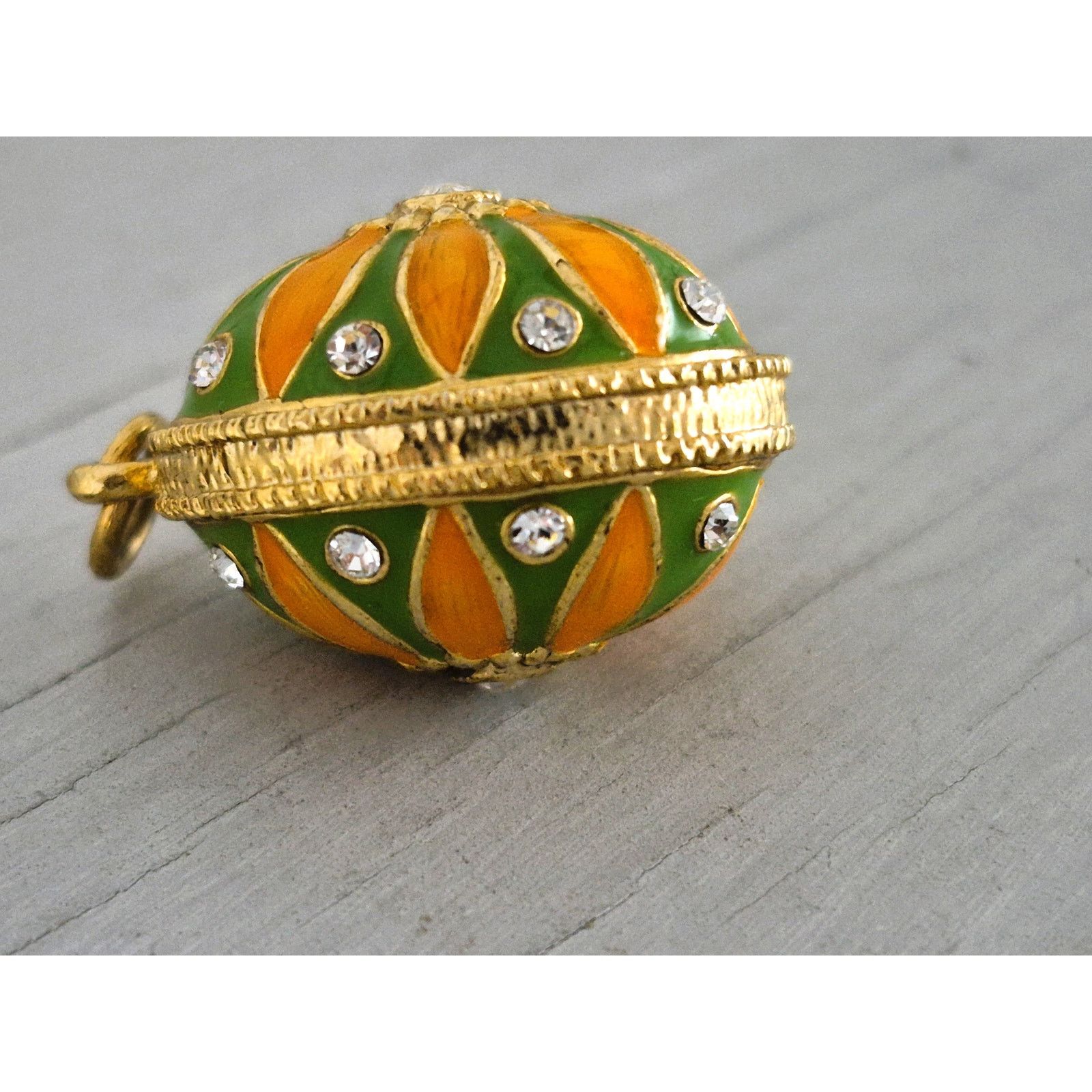 Other Vintage Green and Yellow Gold Tone Enamel Egg Pendant Size ONE SIZE - 4 Thumbnail