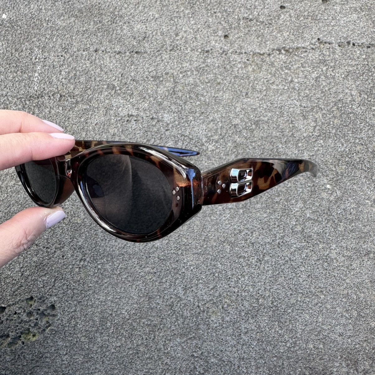 Vintage SUNGLASSES BRAND NEW CLASSIC RETRO VINTAGE YT541-02 Size ONE SIZE - 2 Thumbnail