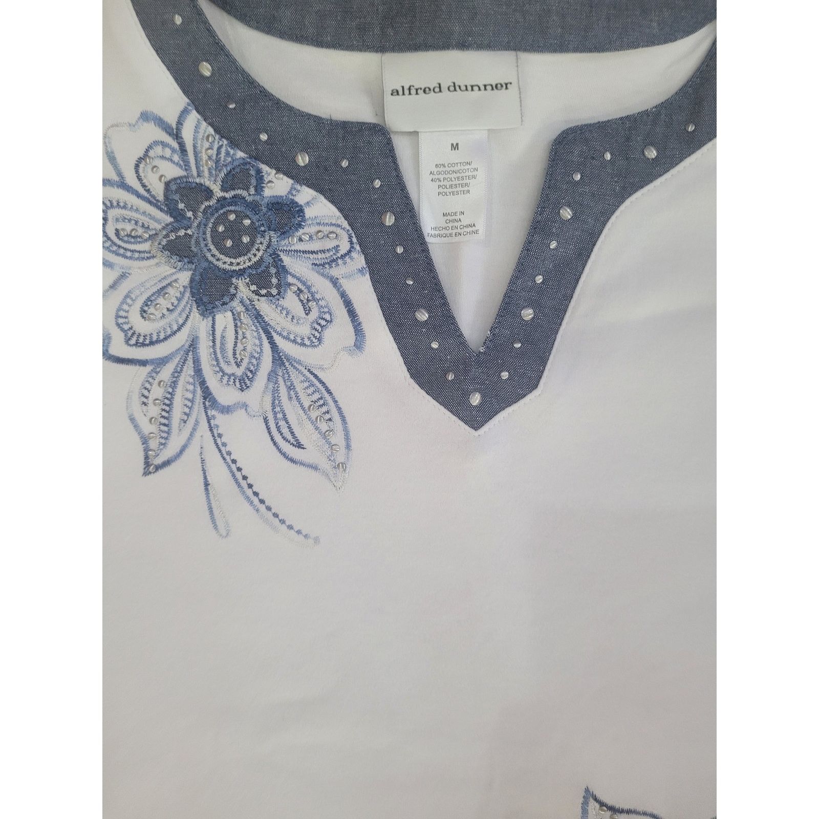 Other Alfred Dunner Wht/Denim Flower Shirt V Neck Sz M Size M / US 6-8 / IT 42-44 - 3 Thumbnail