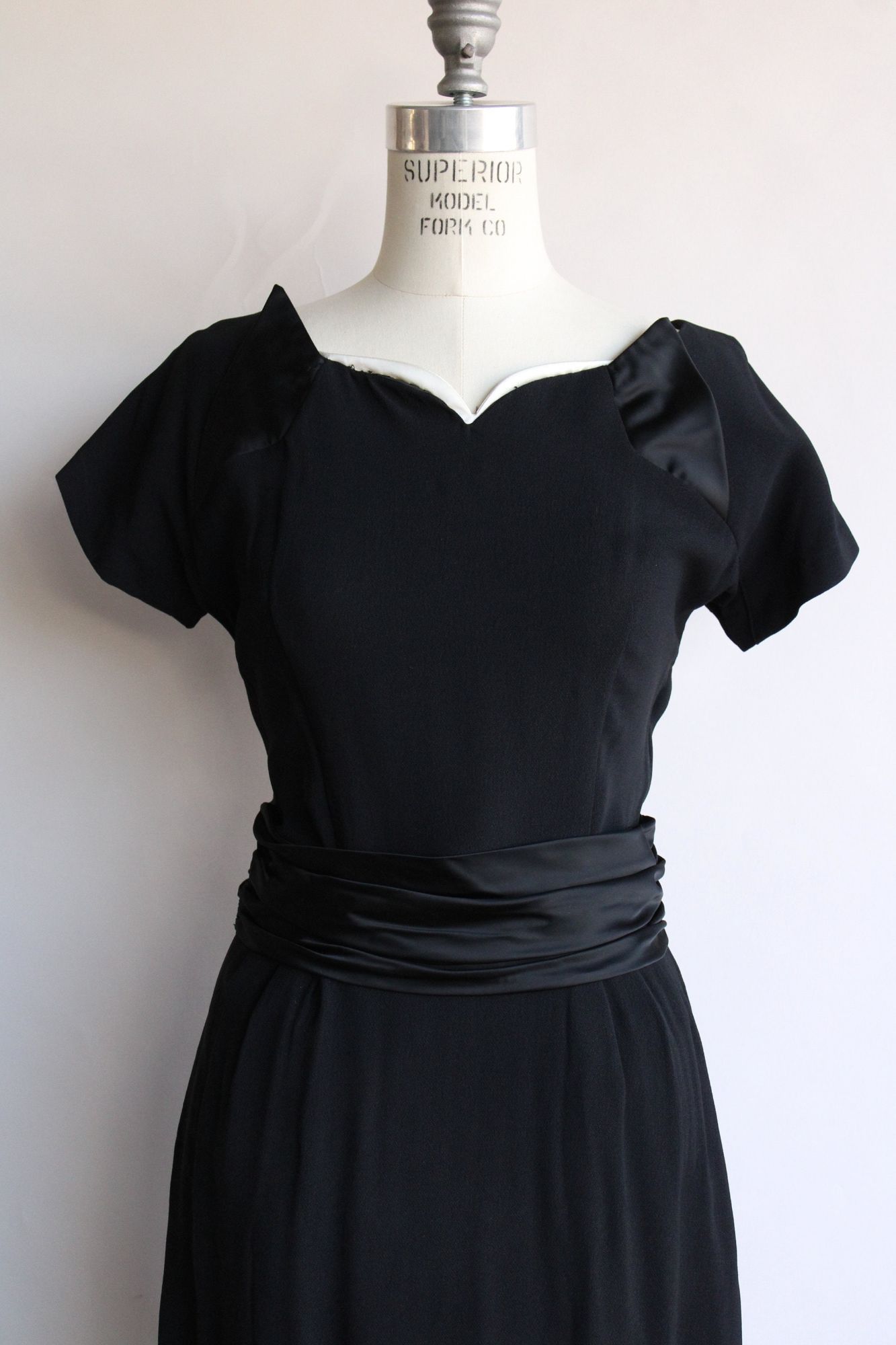 Vintage Vintage 1950s Dress, Black Rayon Dress With Cummerbund Belt Size S / US 4 / IT 40 - 3 Thumbnail