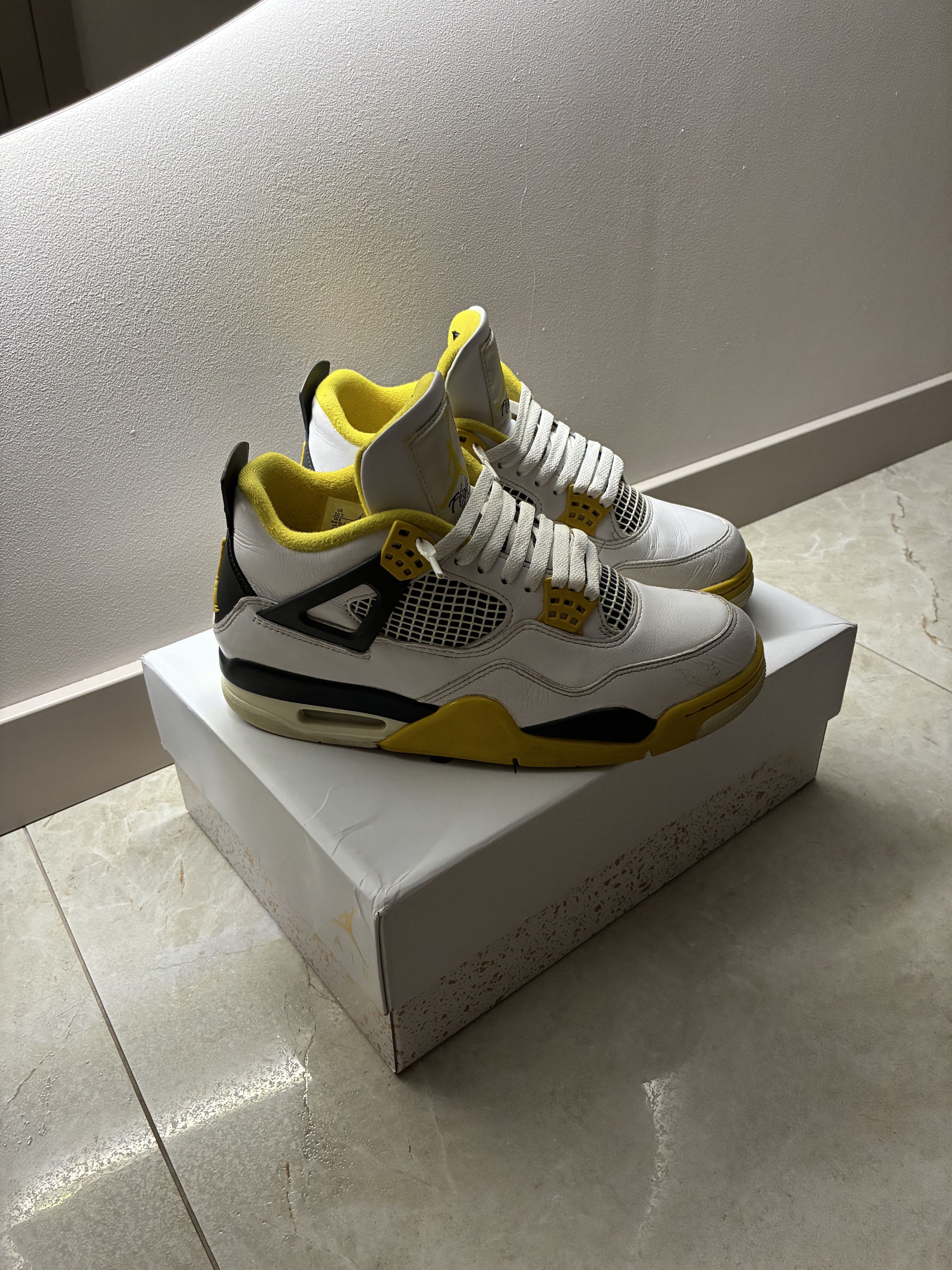 Jordan Brand jordan 4 vivid sulfur Size US 9.5 / EU 42-43 - 1 Thumbnail