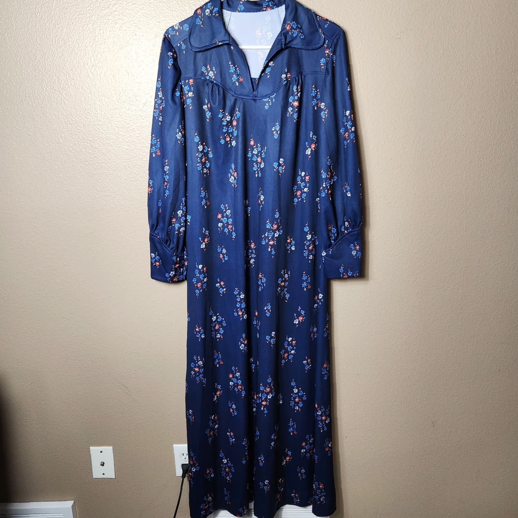 Vintage VINTAGE 70s Boho Maxi Dress Navy Floral Long Sleeve Elongated Peter Pan Collar Size L Size L / US 10 / IT 46 - 2 Thumbnail