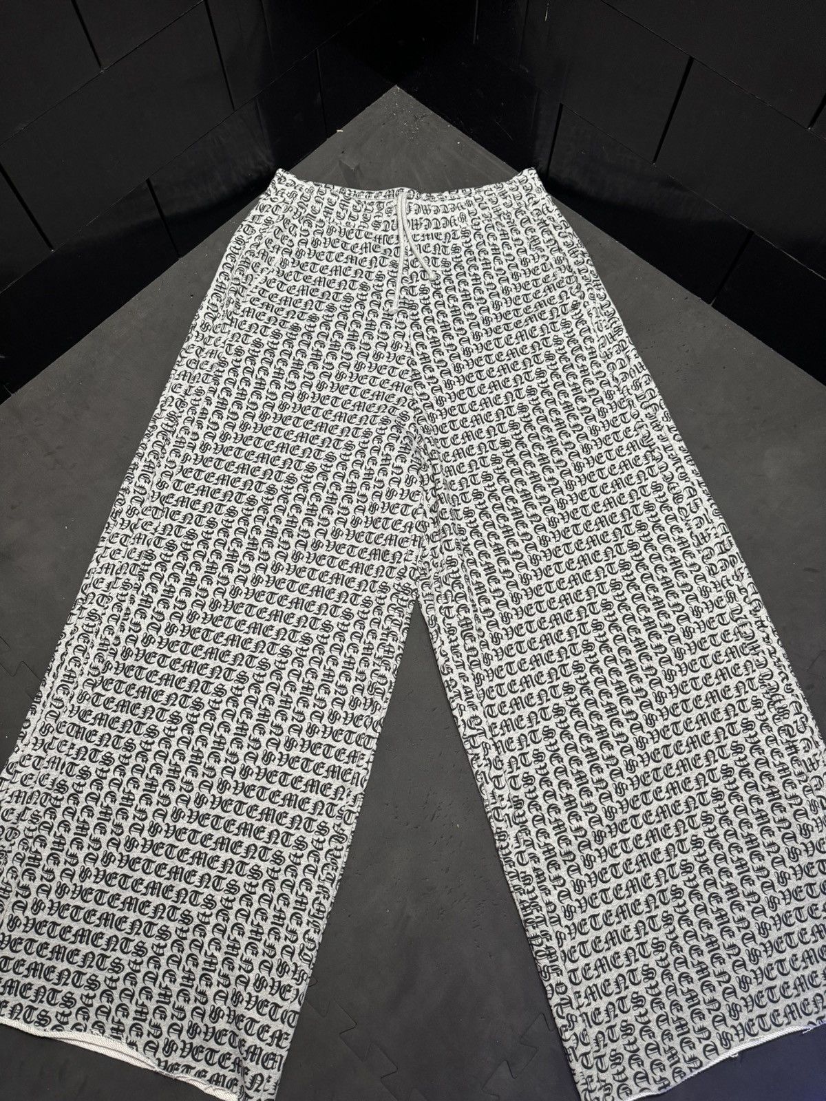Vetements Vetements Gothic Monogram Sweatpants Size S Size US 32 / EU 48 - 3 Thumbnail