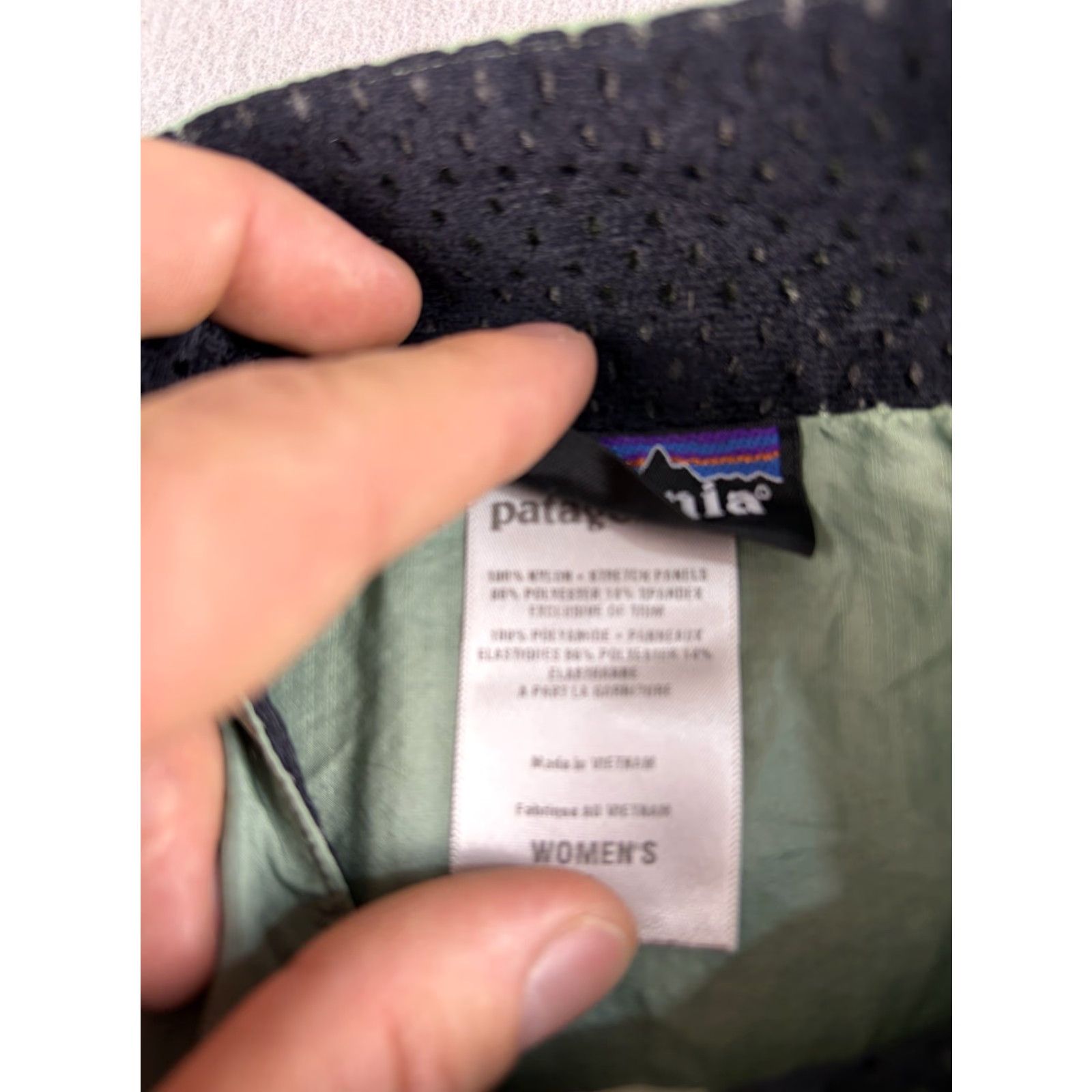 Patagonia VINTAGE Patagonia Windbreaker Jacket Women’s Size L Green Full Zip Nylon Women Green Full Zip Windbreaker Jacket Patagonia L Women Size L / US 10 / IT 46 - 4 Thumbnail