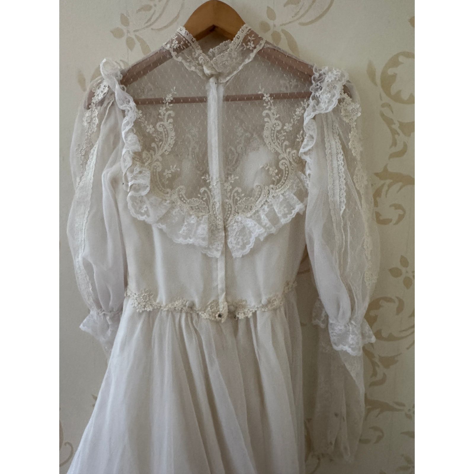 Luxe Vintage Eve of Milady Lace Stunning Wedding Dress with Hat Size S / US 4 / IT 40 - 20 Thumbnail