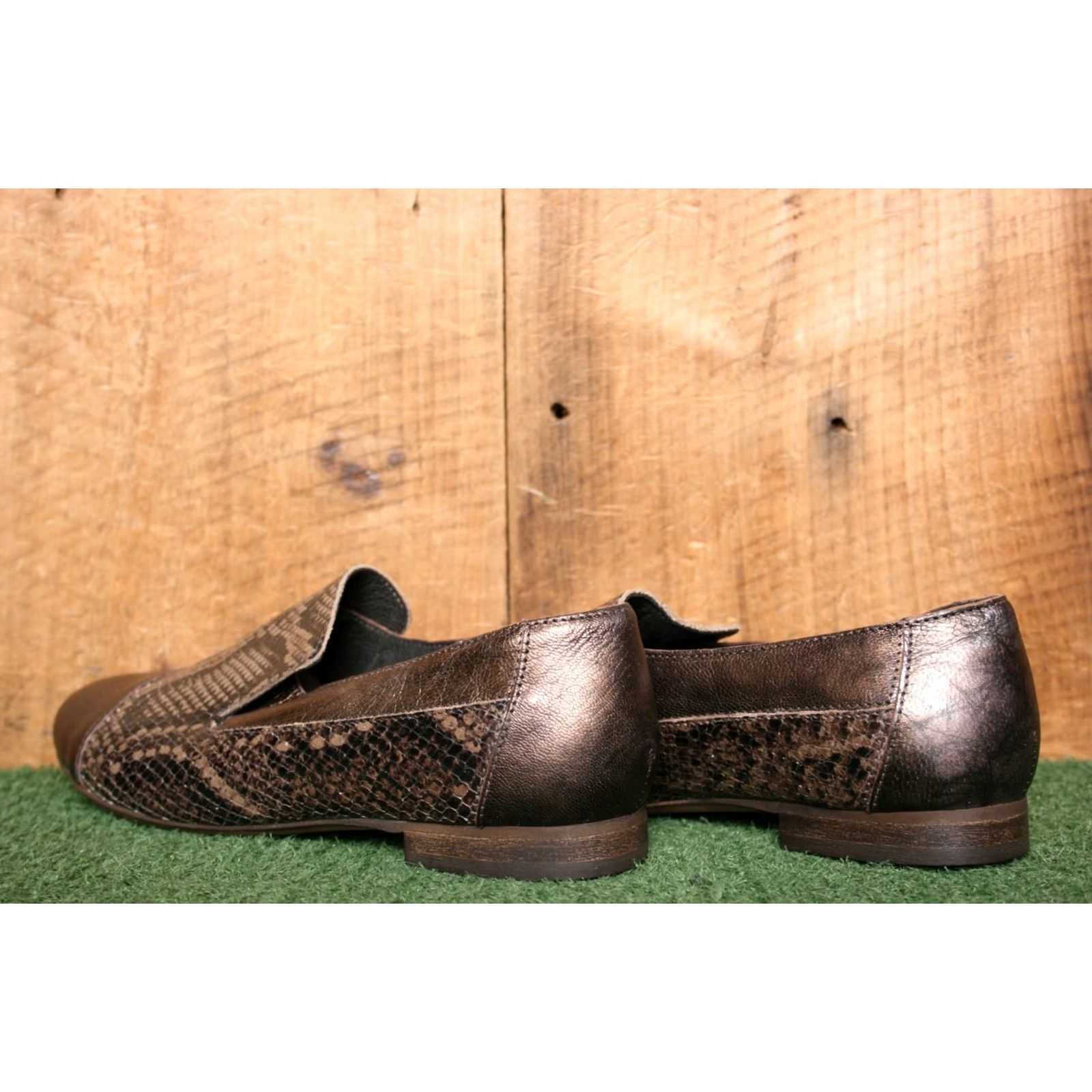 Vintage VINTAGE Sesto Meucci Bronze Leather Snakeskin Print Slip-On Flats Sz. 7.5 M Women Leather Slip-On Flats Bronze Snakeskin 90s Size US 8 / IT 38 - 3 Thumbnail