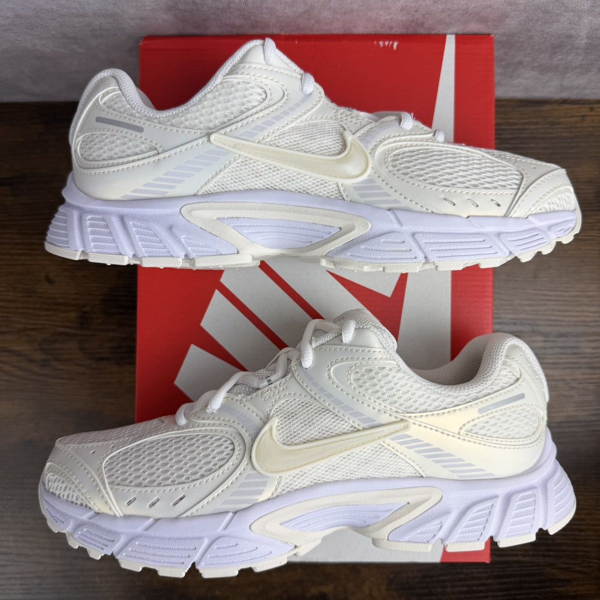 Nike NEW Nike Wmns V5 RNR Soft Pearl White Size 9.5 8M IH6355-047 Size US 9.5 / IT 39.5 - 3 Thumbnail