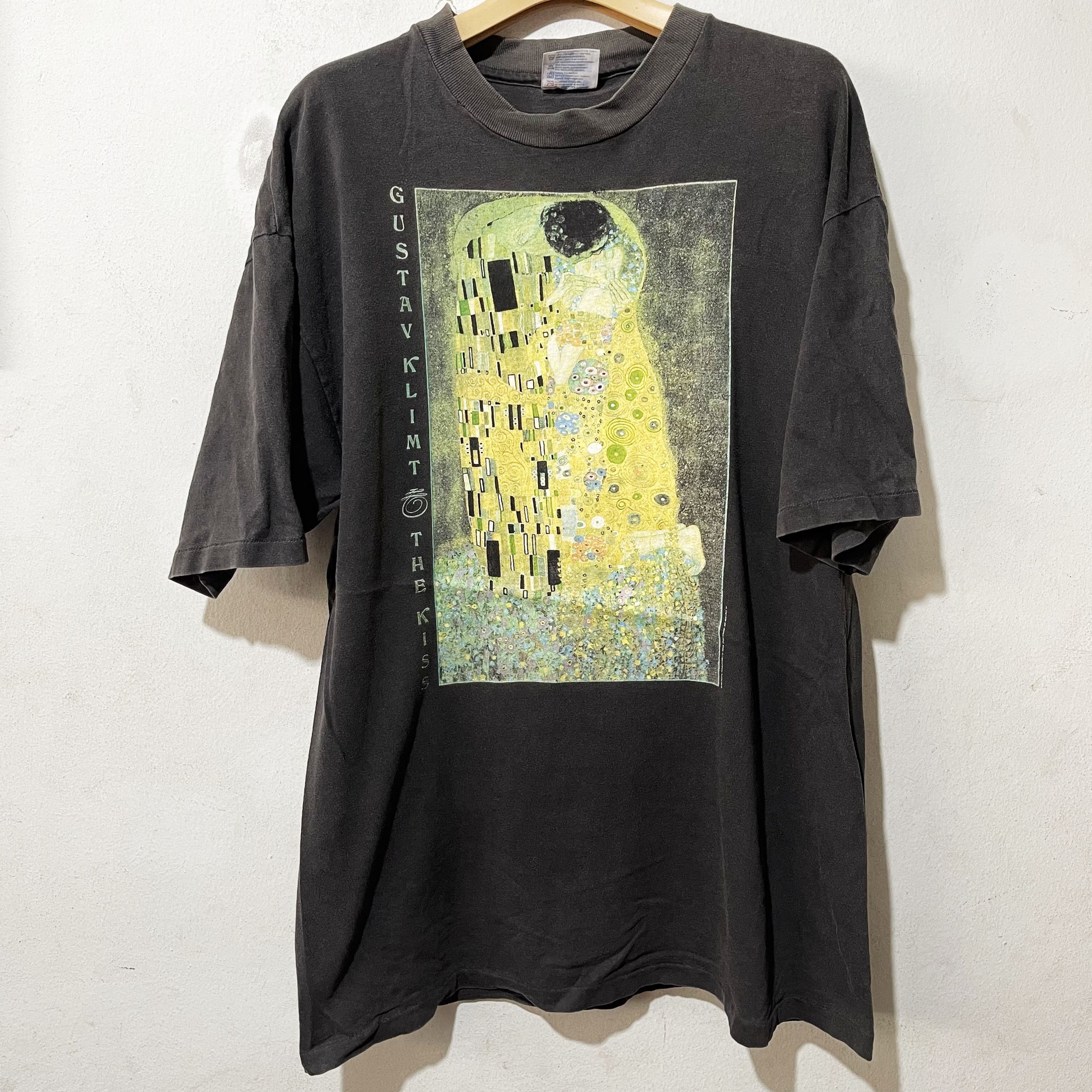 Vintage Vintage 90s Gustav Klimt "The Kiss" Shirt Size US L / EU 52-54 / 3 - 1 Thumbnail