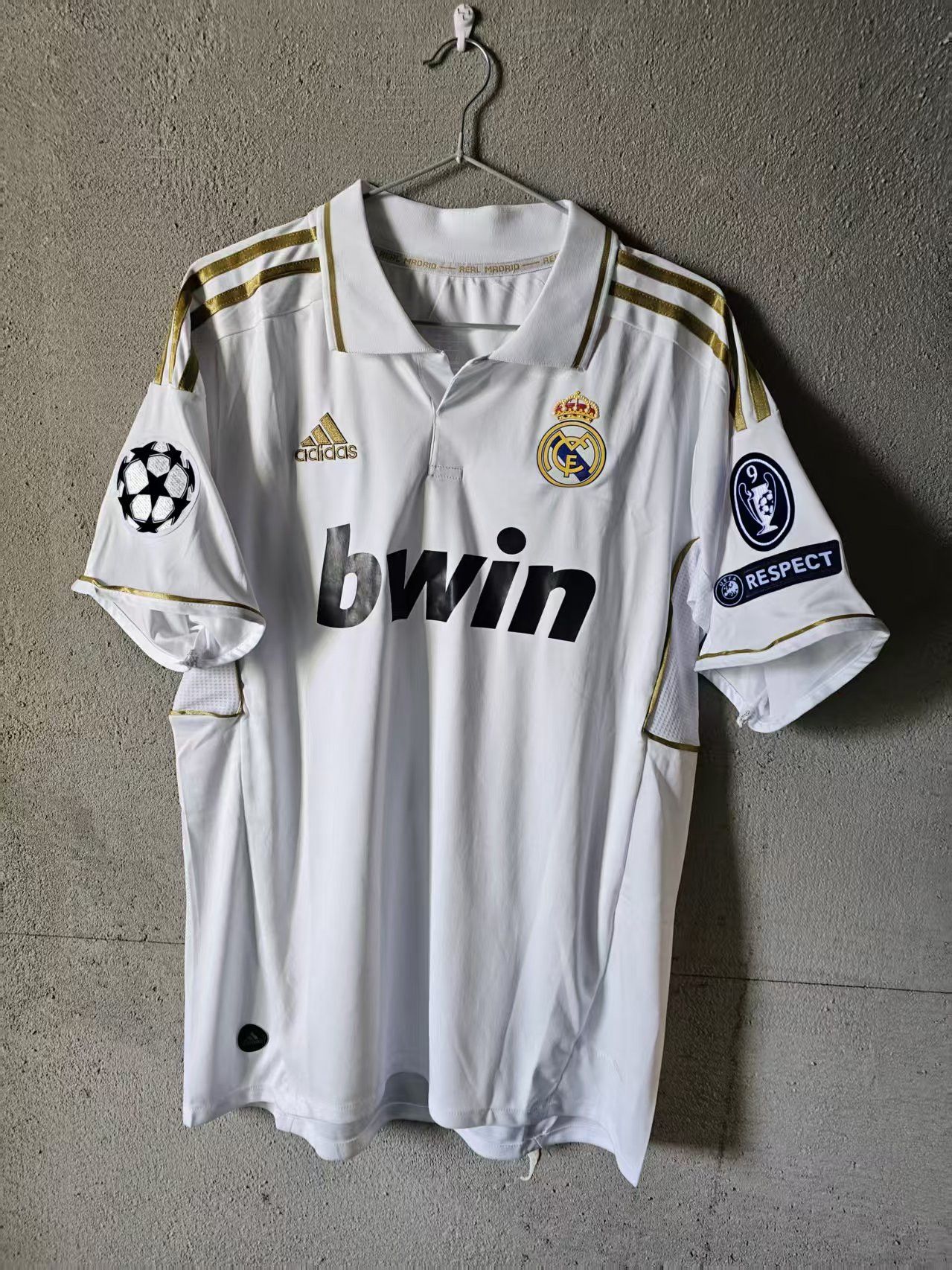 Other 2011 2012 Real Madrid #9 Benzema Jersey Size US L / EU 52-54 / 3 - 2 Thumbnail