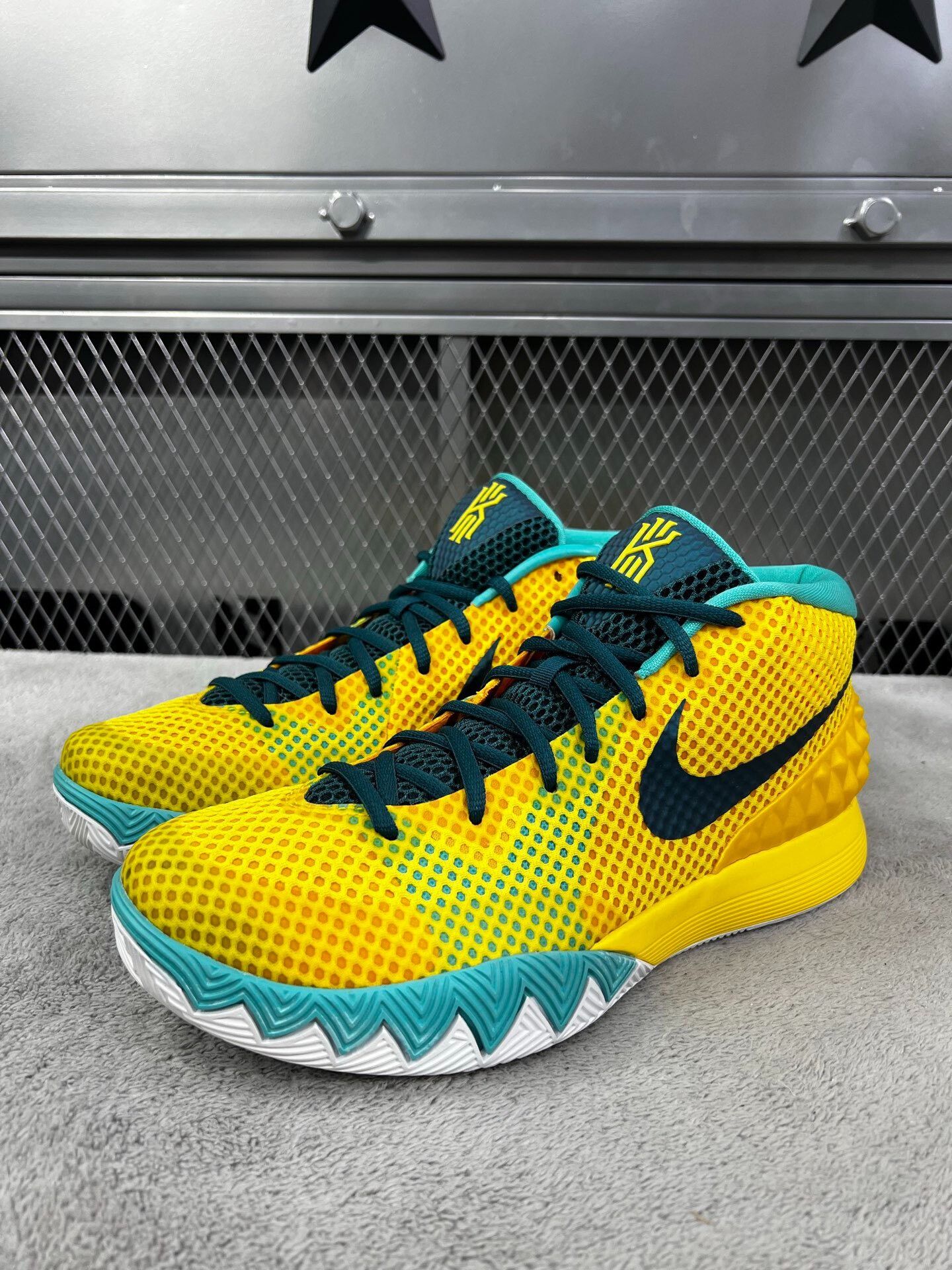 Nike Nike KYRIE 1 Yellow Lowtop Sneakers 44 Men Size US 10.5 / EU 43-44 - 1 Thumbnail