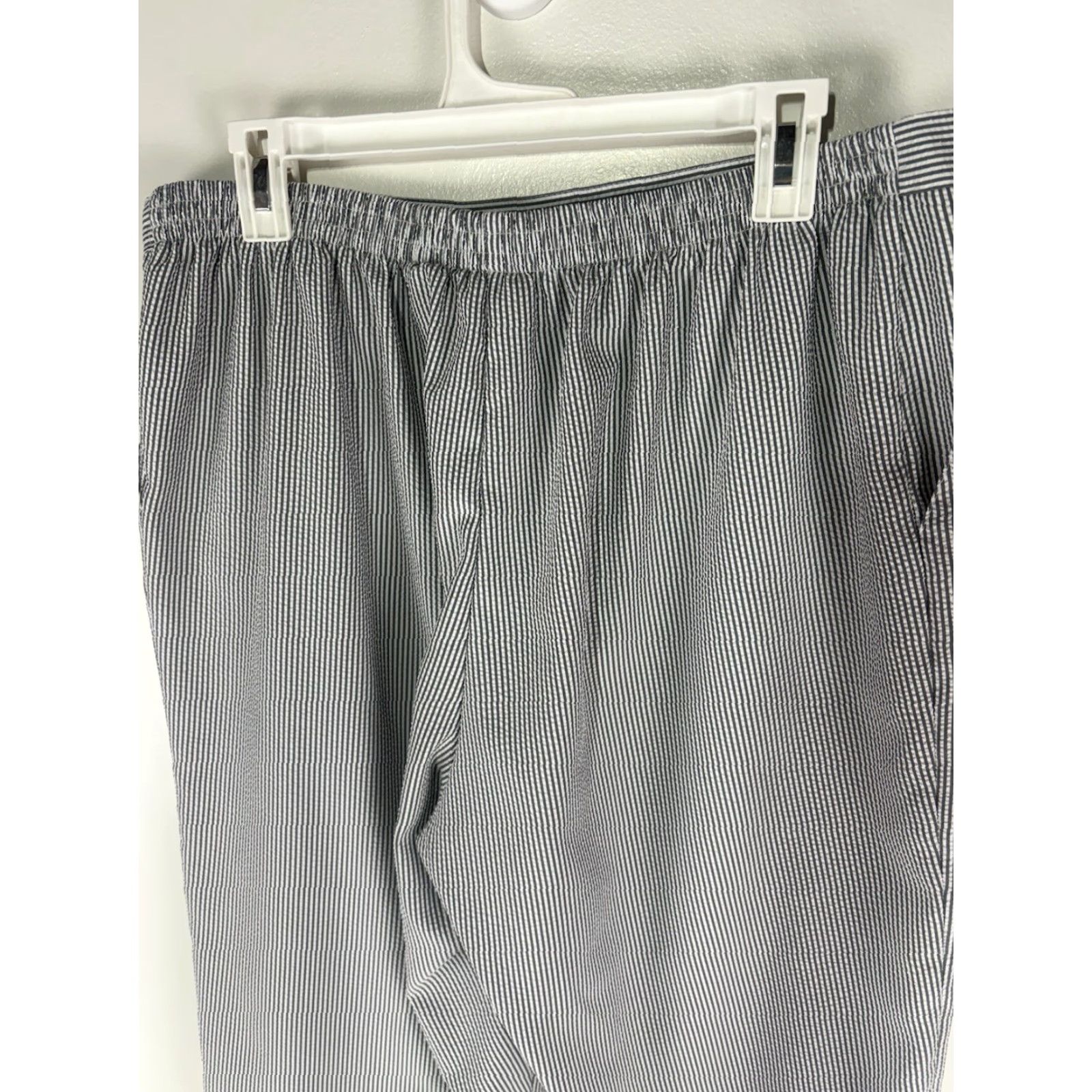 Vintage Alfred Dunner Gray/White Striped Seersucker Cropped Pants Womens Size 16 Wide-Leg, Pull On, 34 Waist, 20 Inseam Size 38" / US 16 / IT 52 - 5 Thumbnail