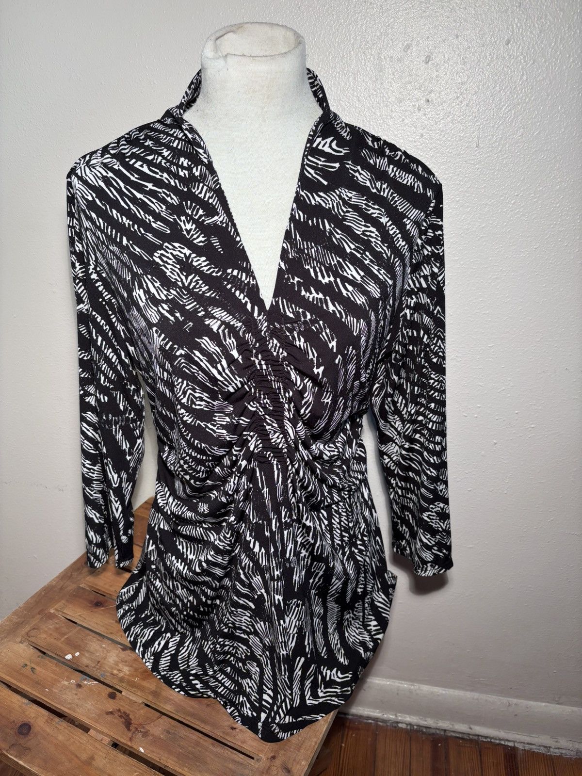 Alfani Alfani V Neck Abstract Print Blouse Size XL / US 12-14 / IT 48-50 - 2 Thumbnail