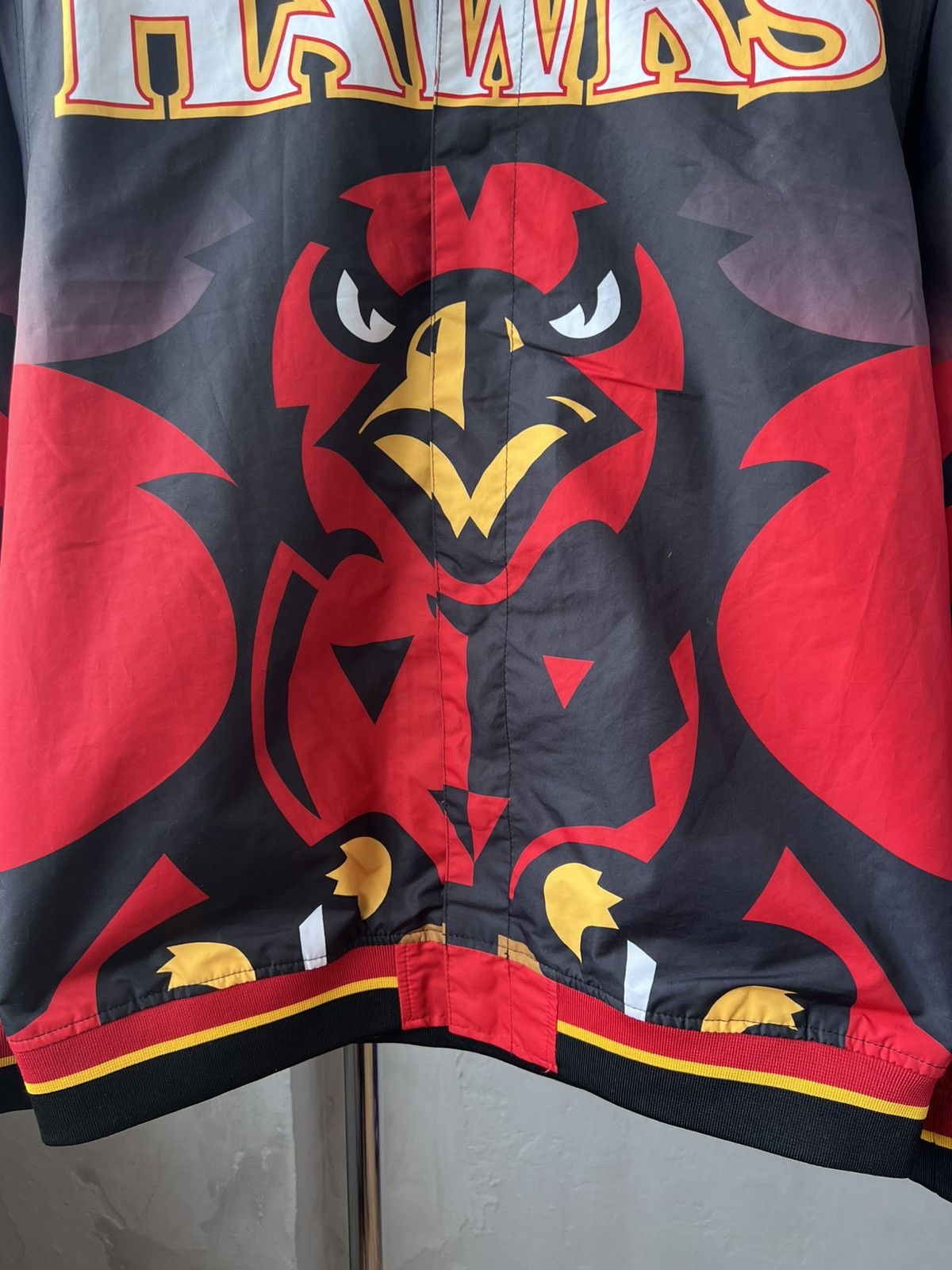 Mitchell & Ness RARE 1995/96 ATLANTA HAWKS MITCHELL&NESS NBA BOMBER JACKET L Size US L / EU 52-54 / 3 - 3 Thumbnail