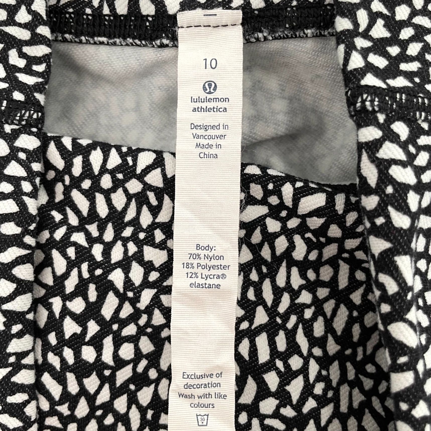 Lululemon Lululemon Pants Womens 10 Black White Crop Leggings Yoga Gym Logo Ladies Size 32" / US 10 / IT 46 - 6 Thumbnail