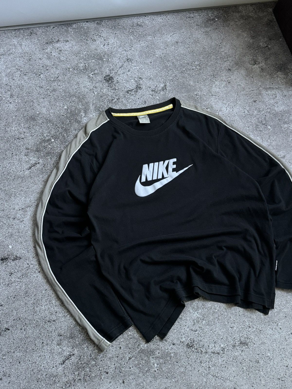 Nike × Vintage Vintage Nike Y2K big logo long sleeve sweatshirt Size US L / EU 52-54 / 3 - 4 Thumbnail