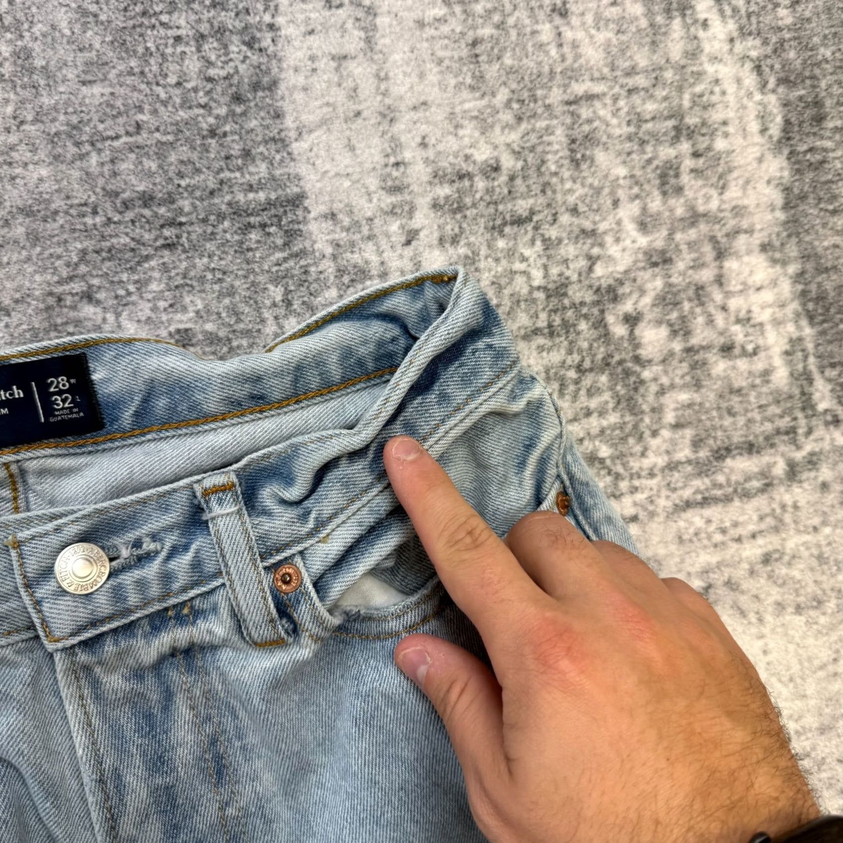 Abercrombie & Fitch Abercrombie & Fitch Jeans Mens 28x32 Blue Light Wash Loose Straight Rigid Denim Size US 28 / EU 44 - 3 Thumbnail