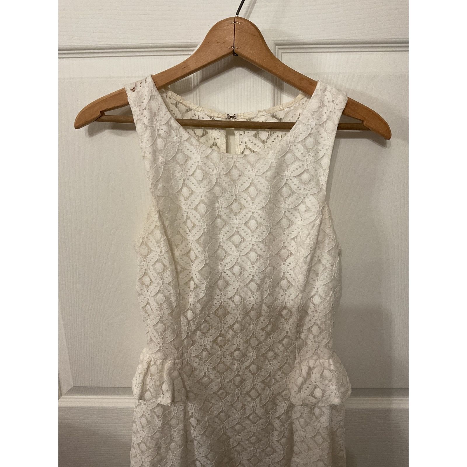 Lilly Pulitzer Lilly Pulitzer White Lace Abby Peplum Sheath Dress, 2 Size XS / US 0-2 / IT 36-38 - 4 Thumbnail
