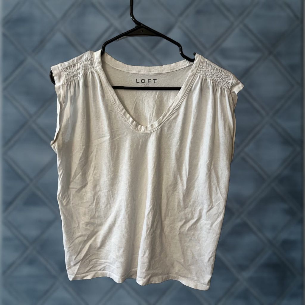 Ann Taylor Vintage Ann Taylor Loft Tank Top Womens Small Sleeveless Knit V-Neck White Sparkle Accents Size S / US 4 / IT 40 - 1 Thumbnail