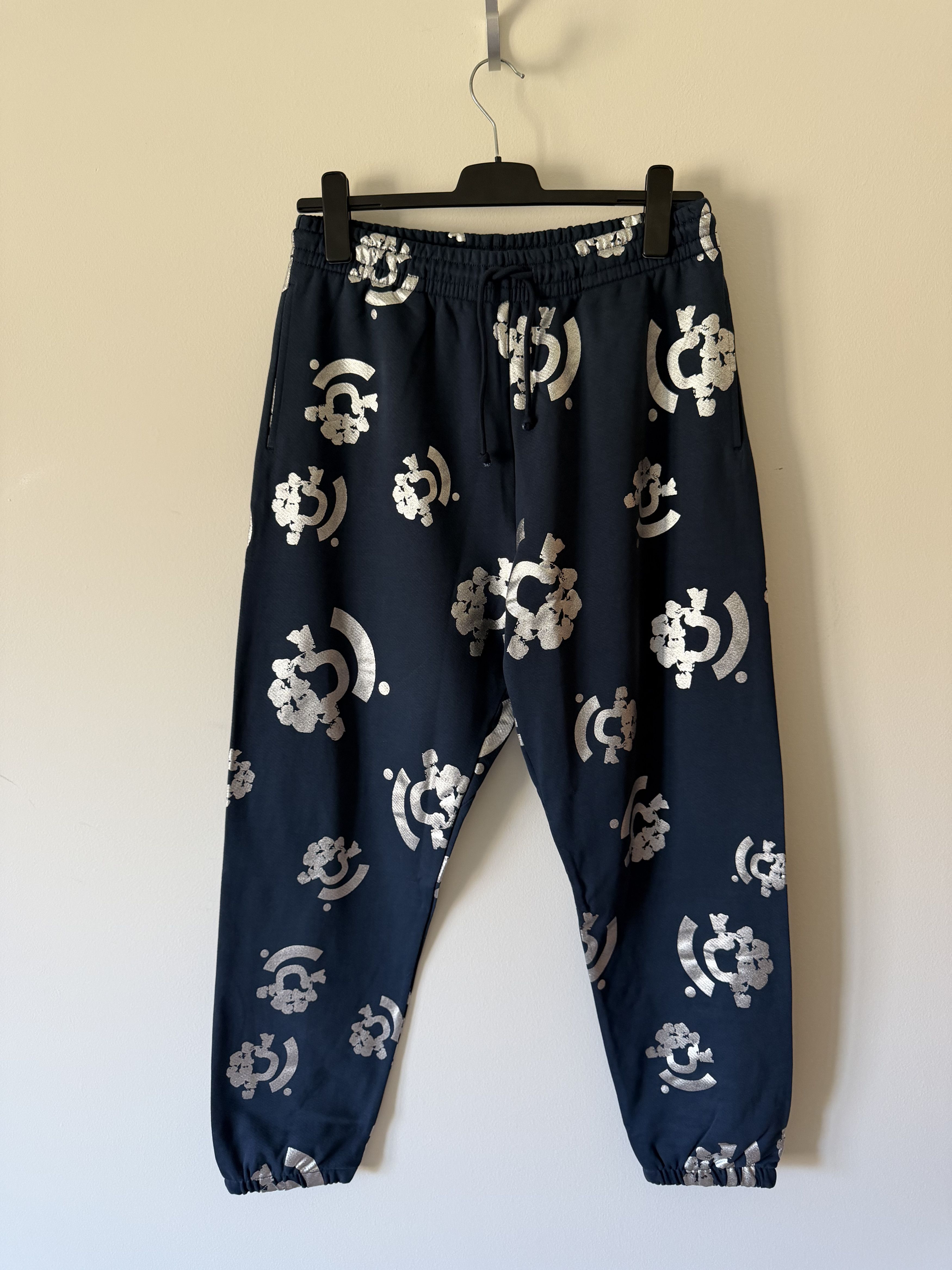 (B).Stroy × DENIM TEARS B.Stroy Denim Tears Silver Print Sweatpants in Blue Size US 34 / EU 50 - 1 Thumbnail