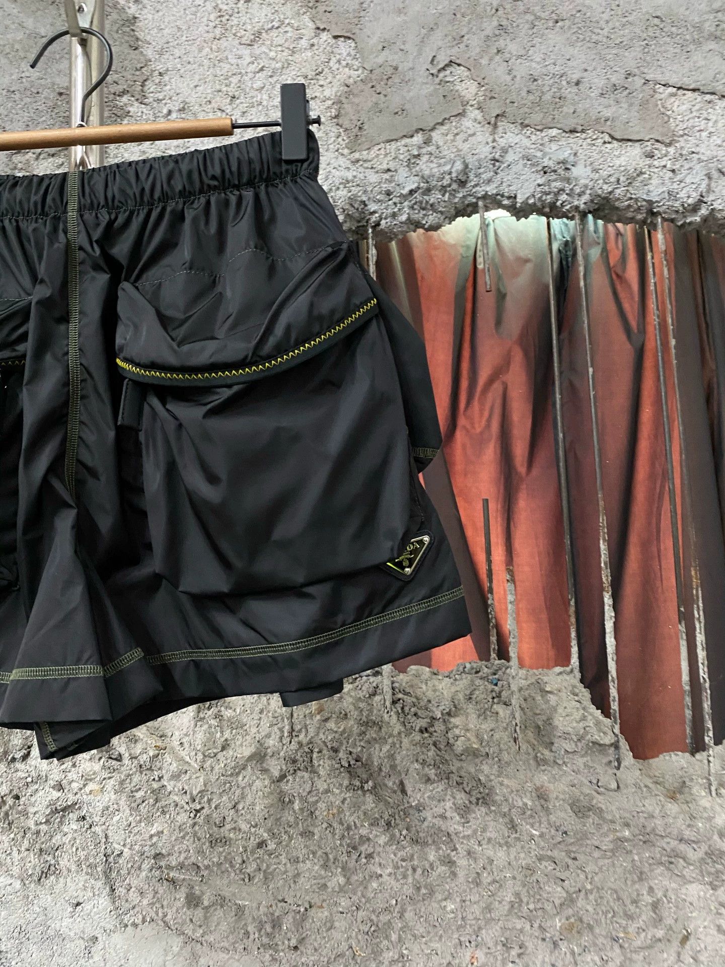Prada Prada Triangle Logo Short 38 Size 27" / US 4 / IT 40 - 4 Thumbnail