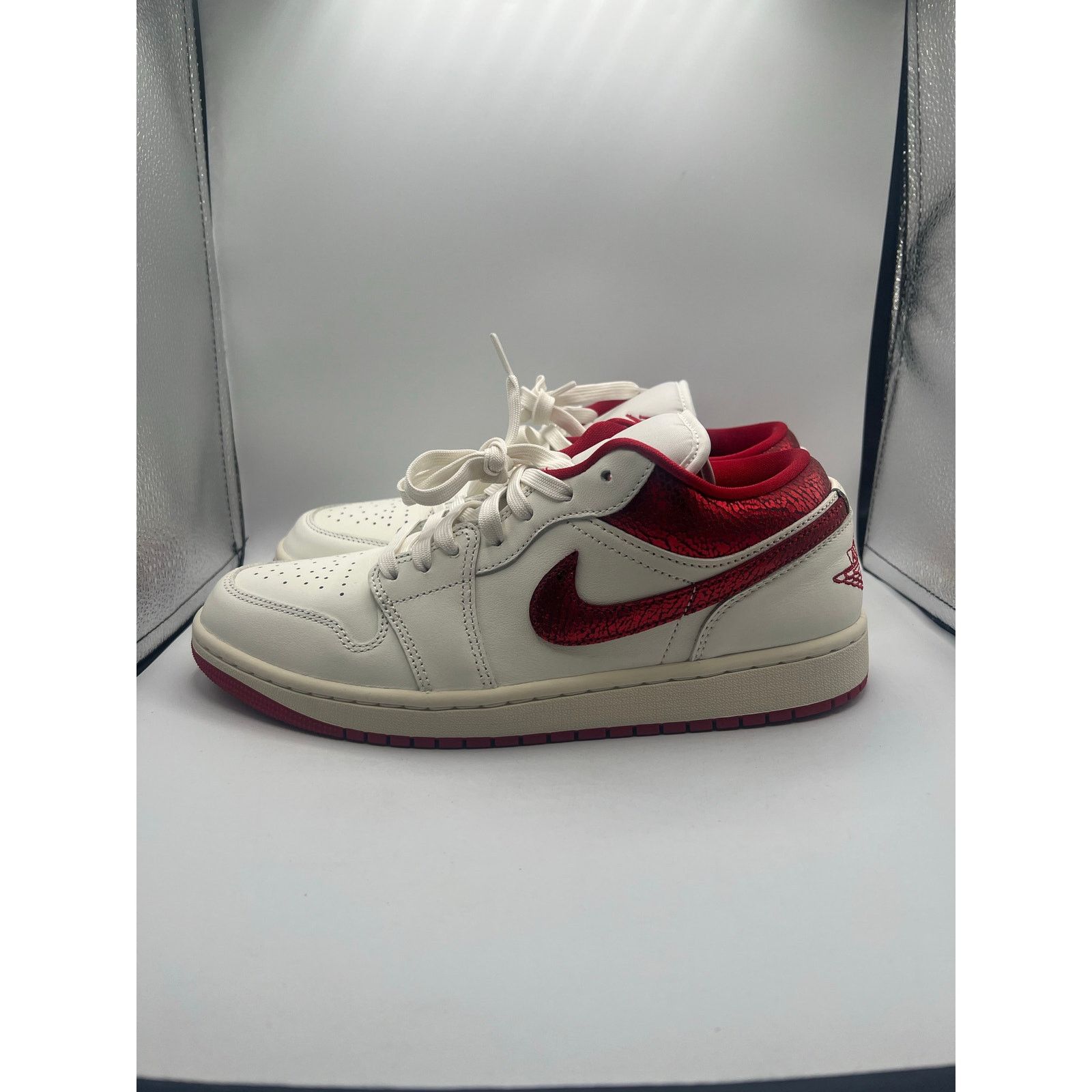 Jordan Brand Wmns Air Jordan 1 Low “Ruby” size 7 W Size US 7 / IT 37 - 1 Thumbnail