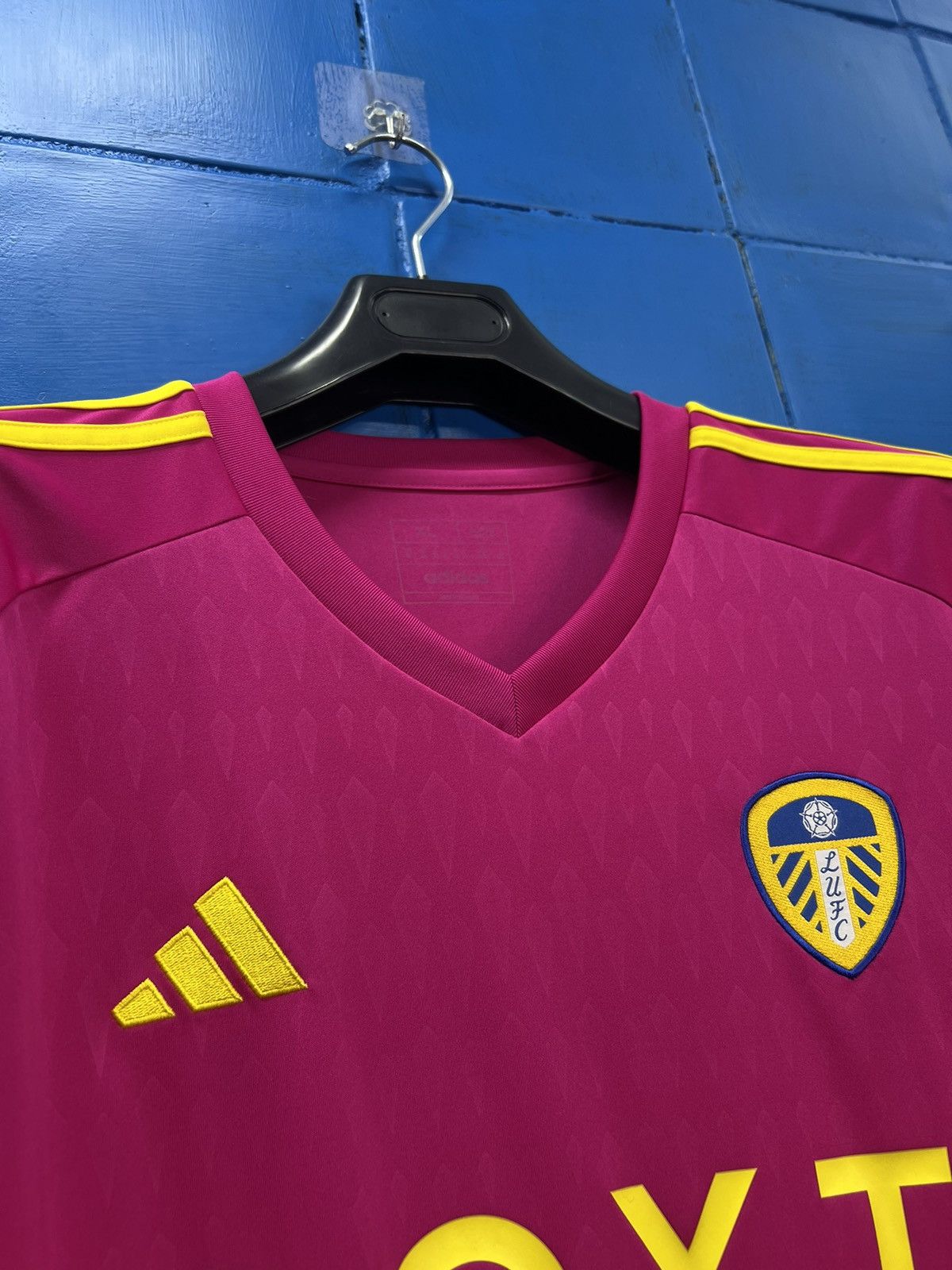 Adidas Leeds United 23/24 jersey Goalkeeper Football Shirt Size US XL / EU 56 / 4 - 5 Thumbnail