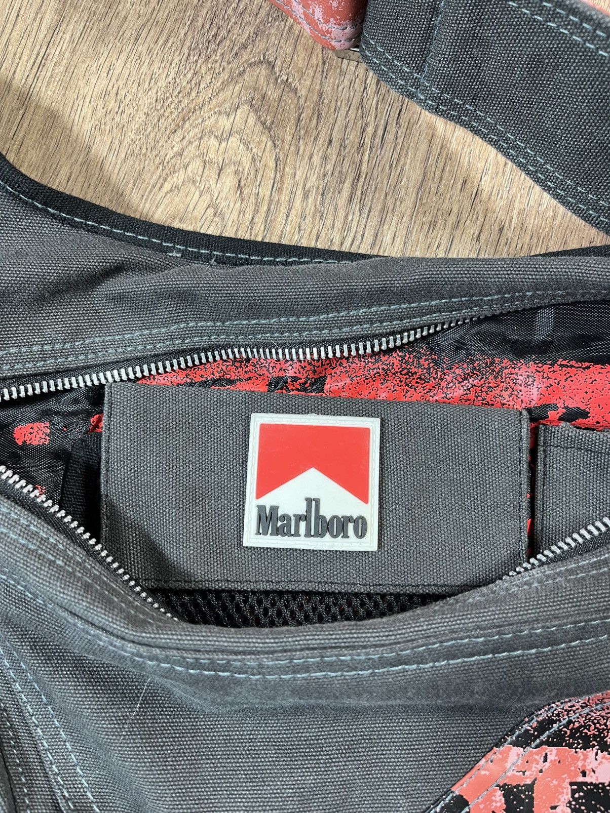 Marlboro × Vintage Vintage Marlboro Y2K Zip Sling Bag Crossbody Archive Size ONE SIZE - 10 Thumbnail