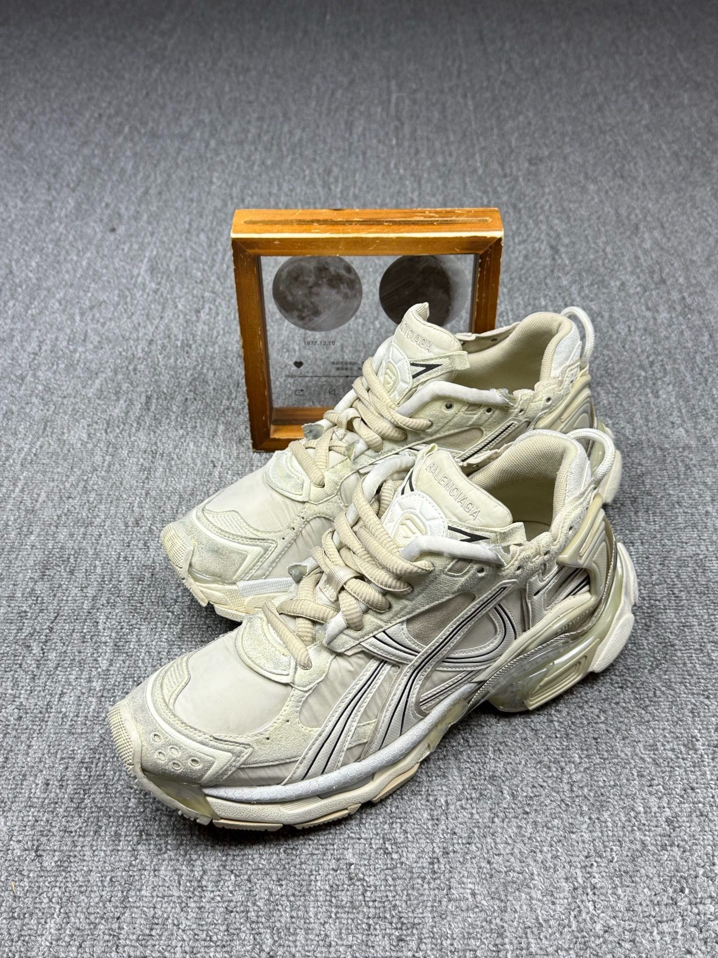 Balenciaga Balenciaga Running Beige Lowtop Sneakers 9 Men Size US 9 / EU 42 - 1 Thumbnail