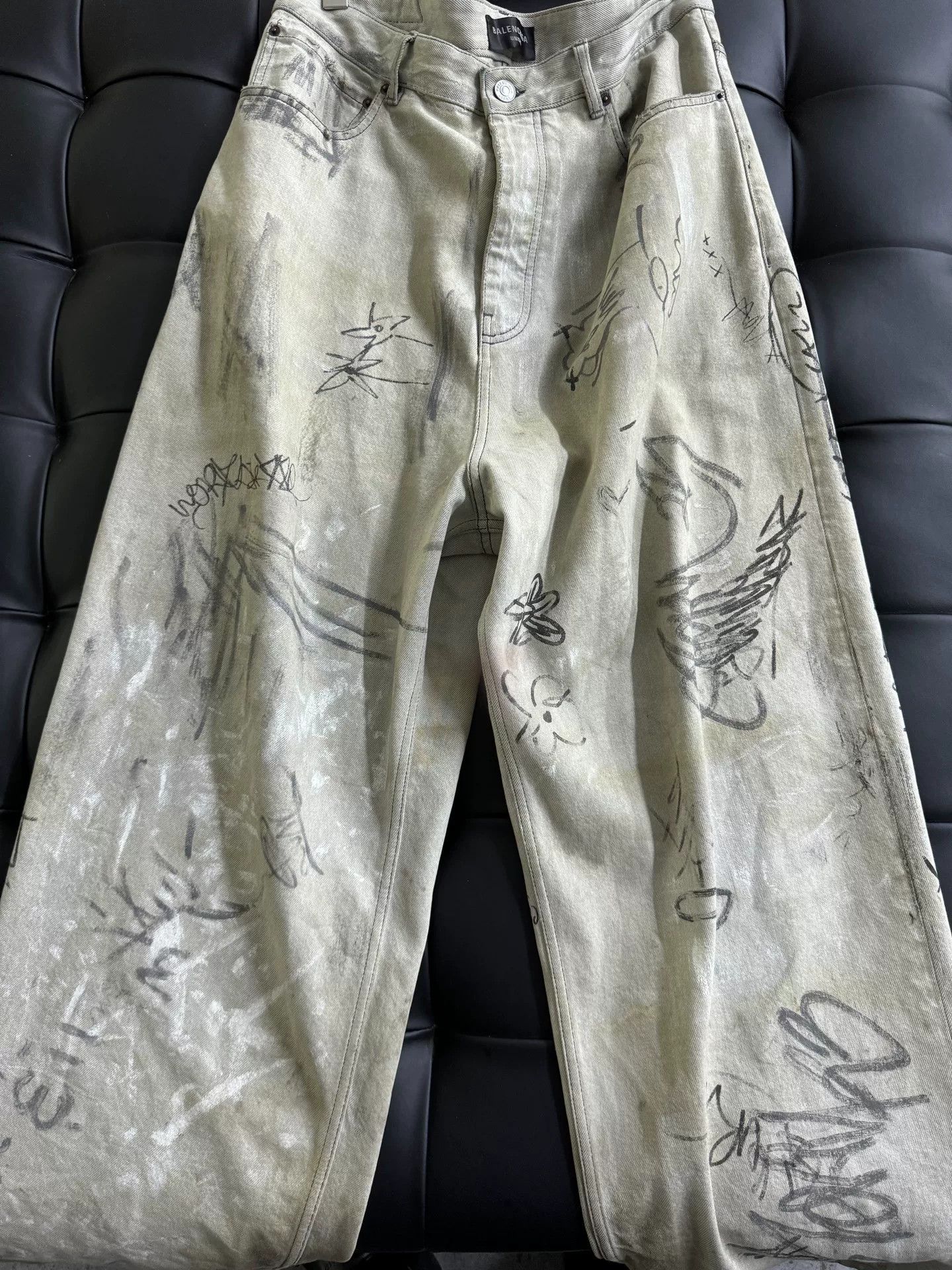 Balenciaga Balenciaga White Graffiti Denim Pants Size US 26 / EU 42 - 1 Thumbnail
