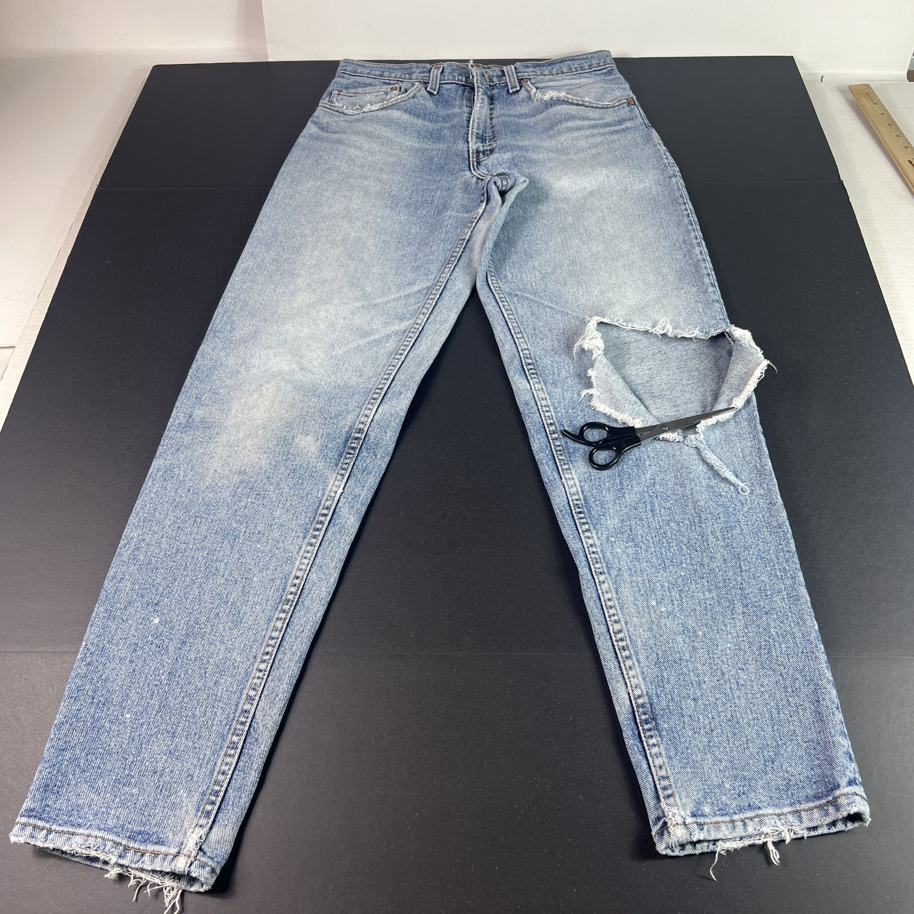 Levi's VTG 90s Levi's Jean 550 Relaxed Tapered Blue Thrashed Denim Size US 31 - 1 Thumbnail