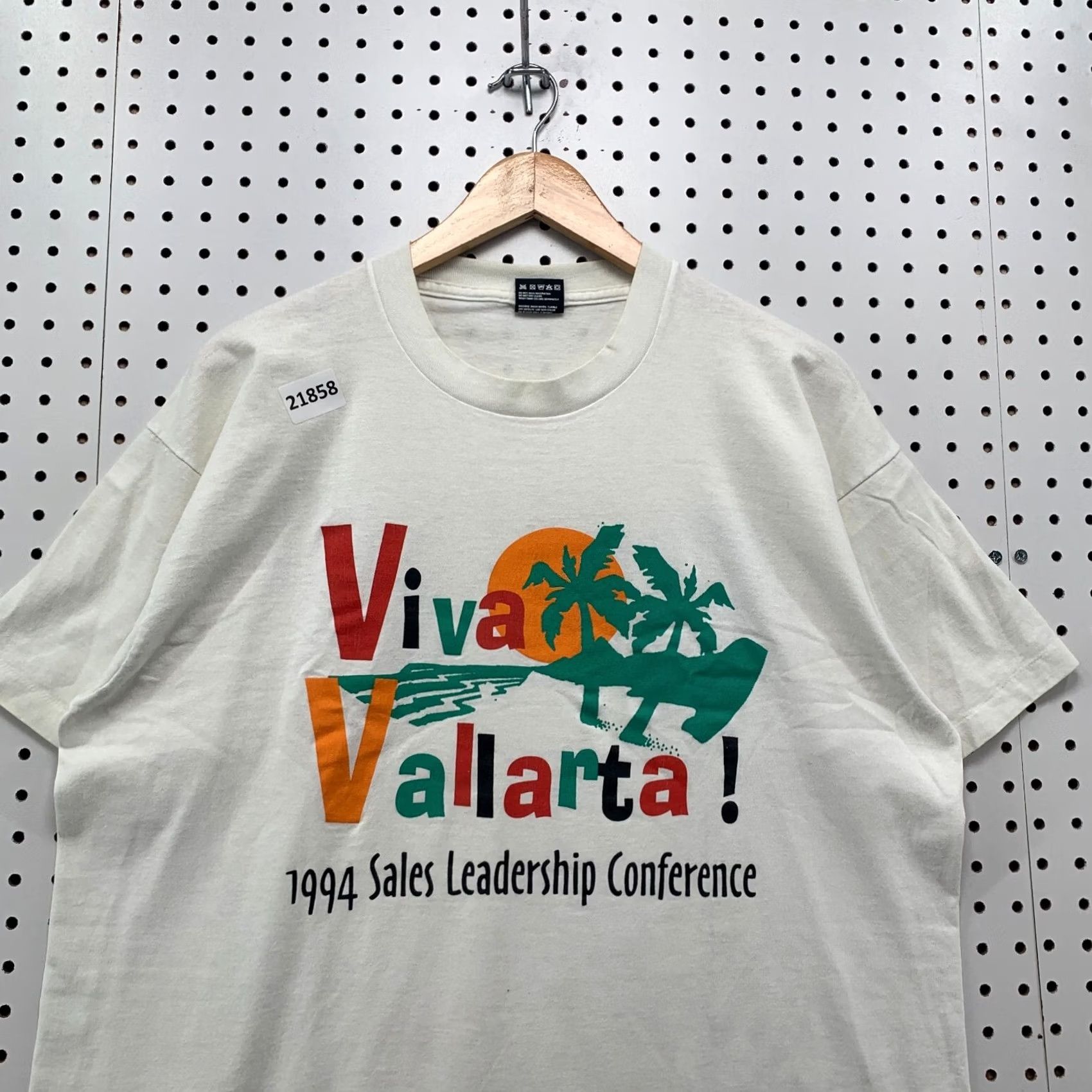Fruit Of The Loom VINTAGE Wausau Shirt White 1994 Viva Vallarta Single Stitch Mens XL 23x28.5 T-Shirt Fruit of the Loom 90s Beach Size US XL / EU 56 / 4 - 2 Thumbnail